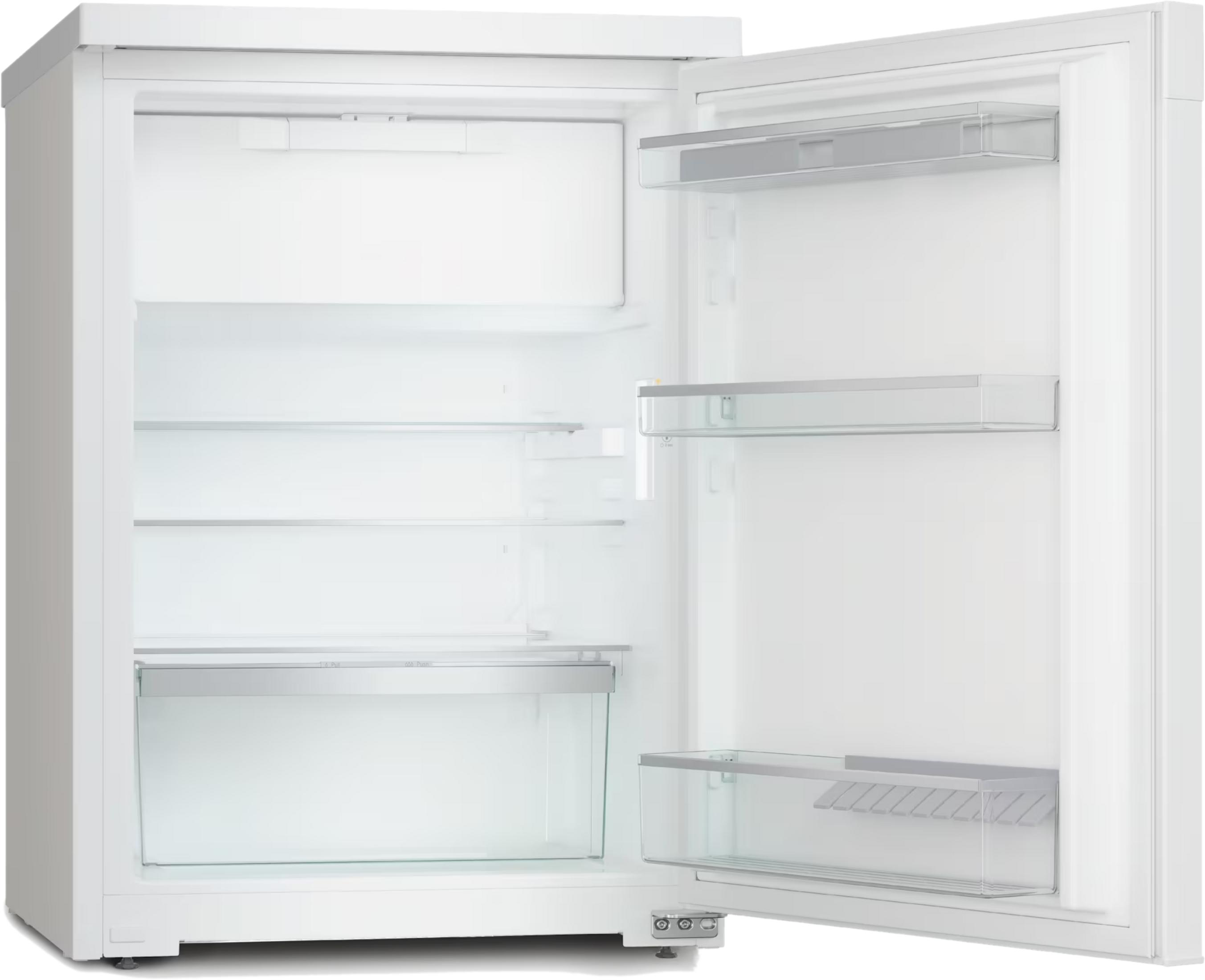 Ein weißer Kühlschrank mit offener Tür und Glasböden.