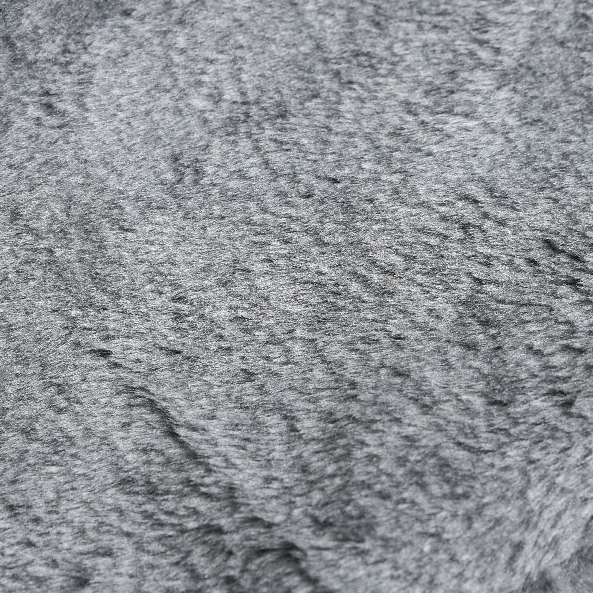 Tela gris y esponjosa con textura visible y pliegues leves.