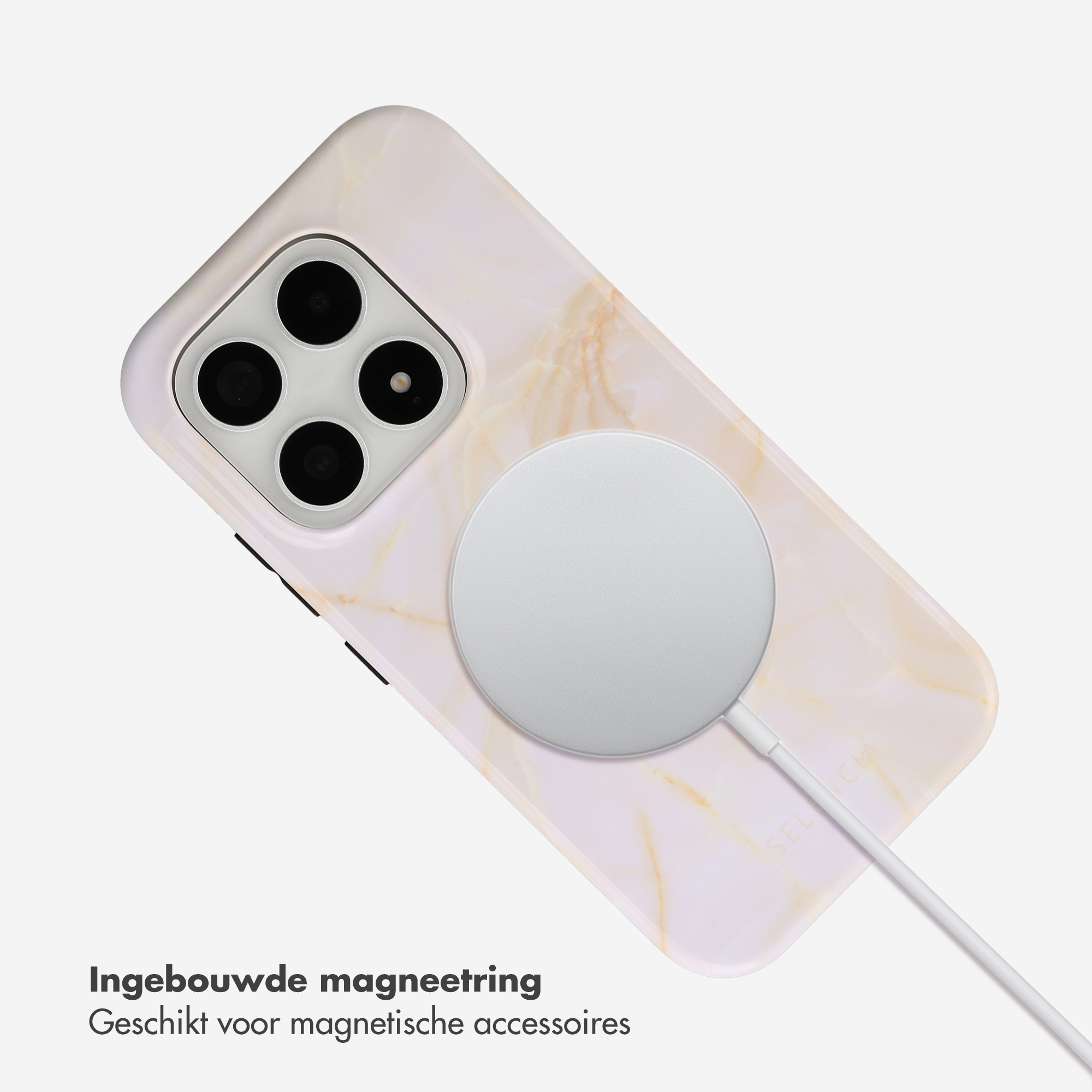Un iPhone marbré avec chargeur MagSafe et câble sur fond blanc.