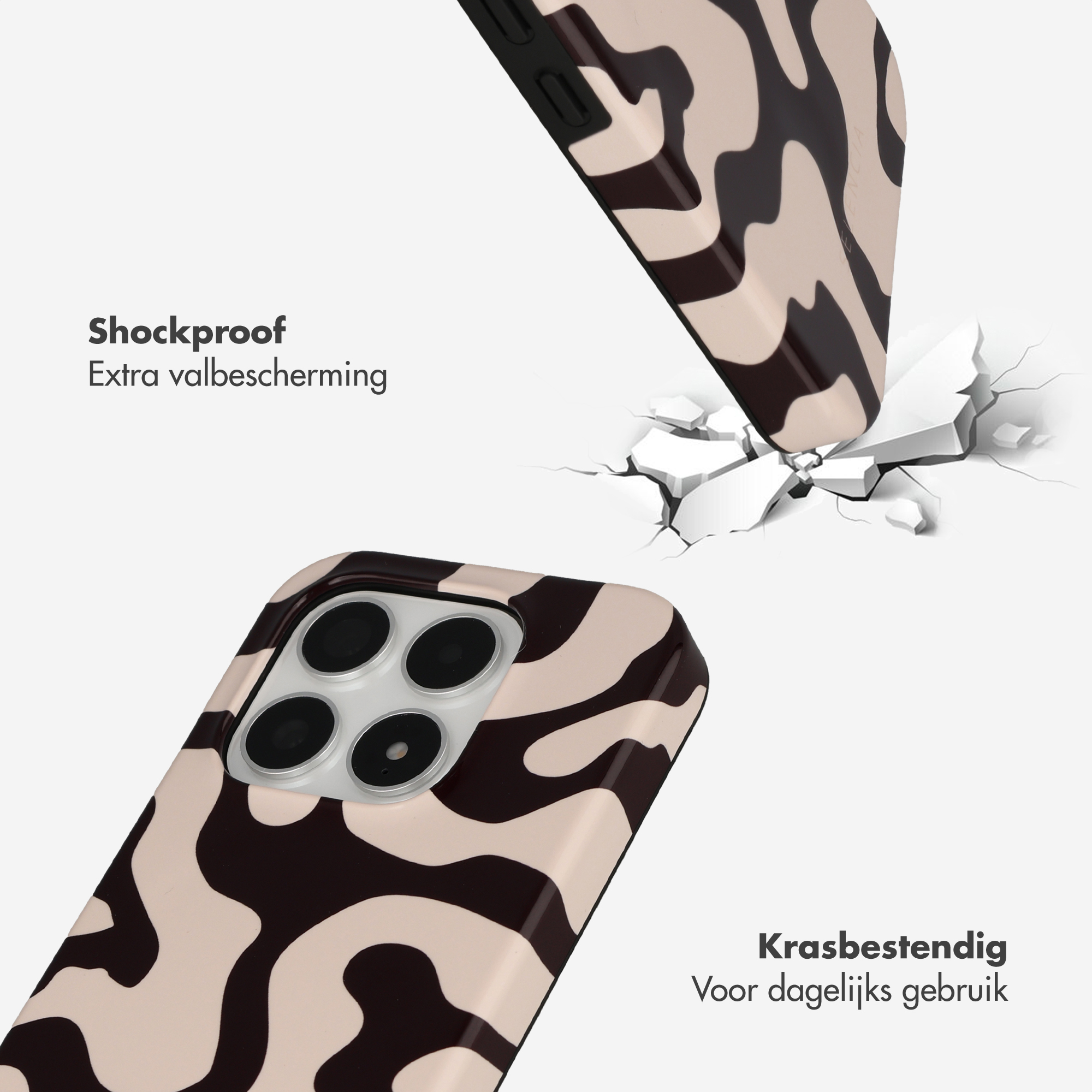Une coque de téléphone à motif marron et beige traverse une surface blanche.