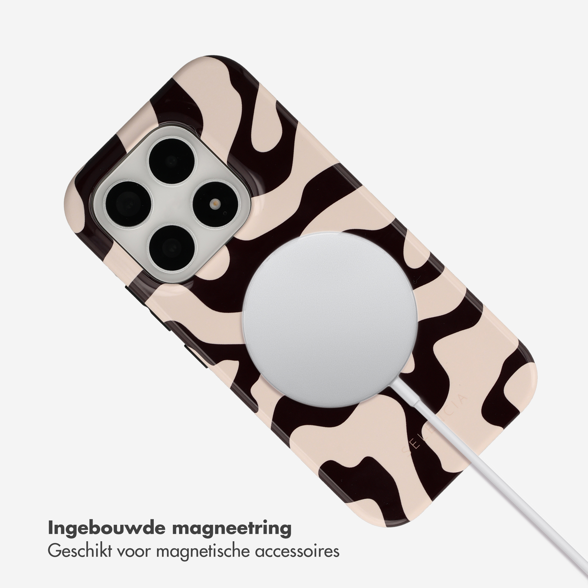 Un téléphone avec un étui à motifs et une plaque de charge.