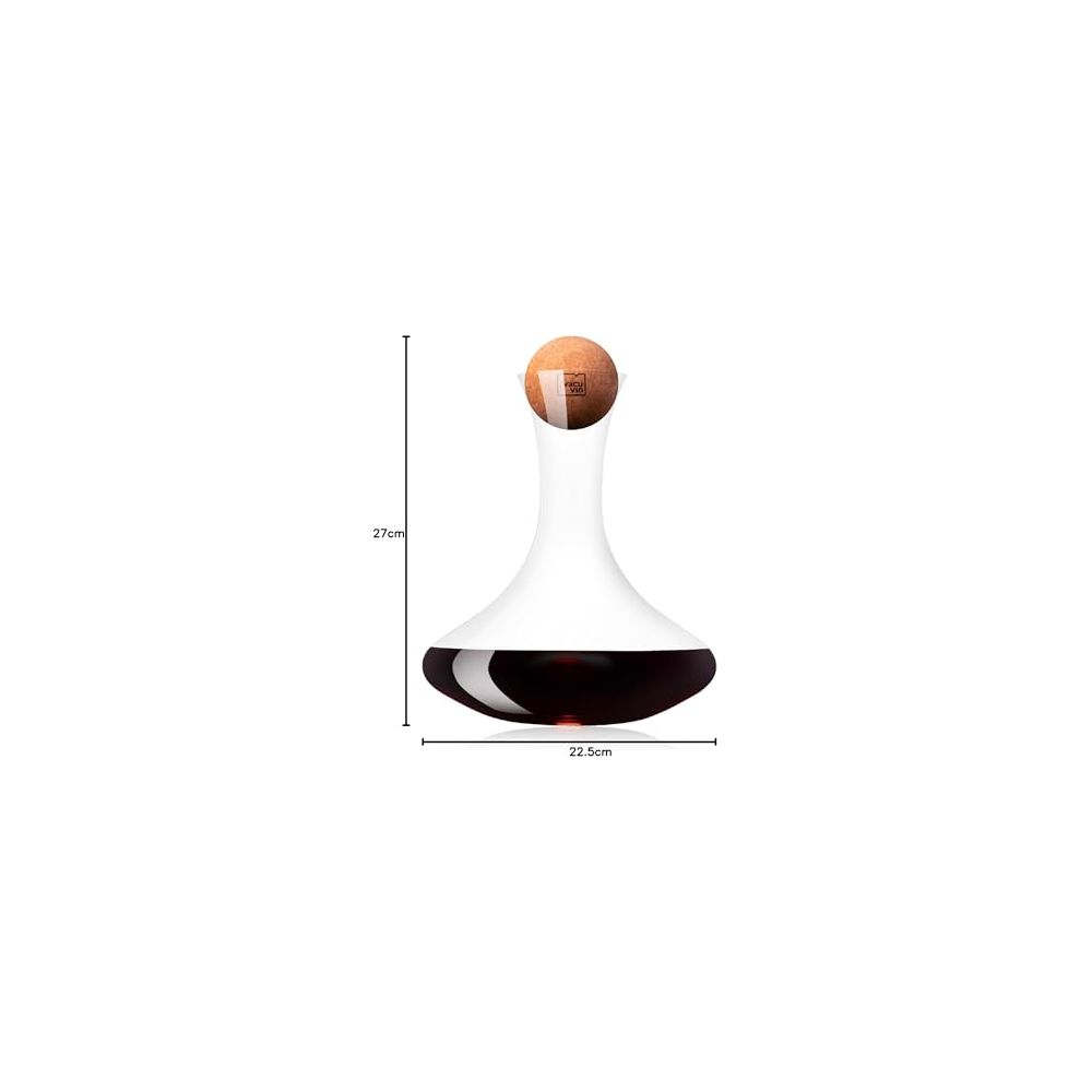 Una caraffa per vino bianca con tappo in legno, alta 27 cm, larga 22,5 cm.