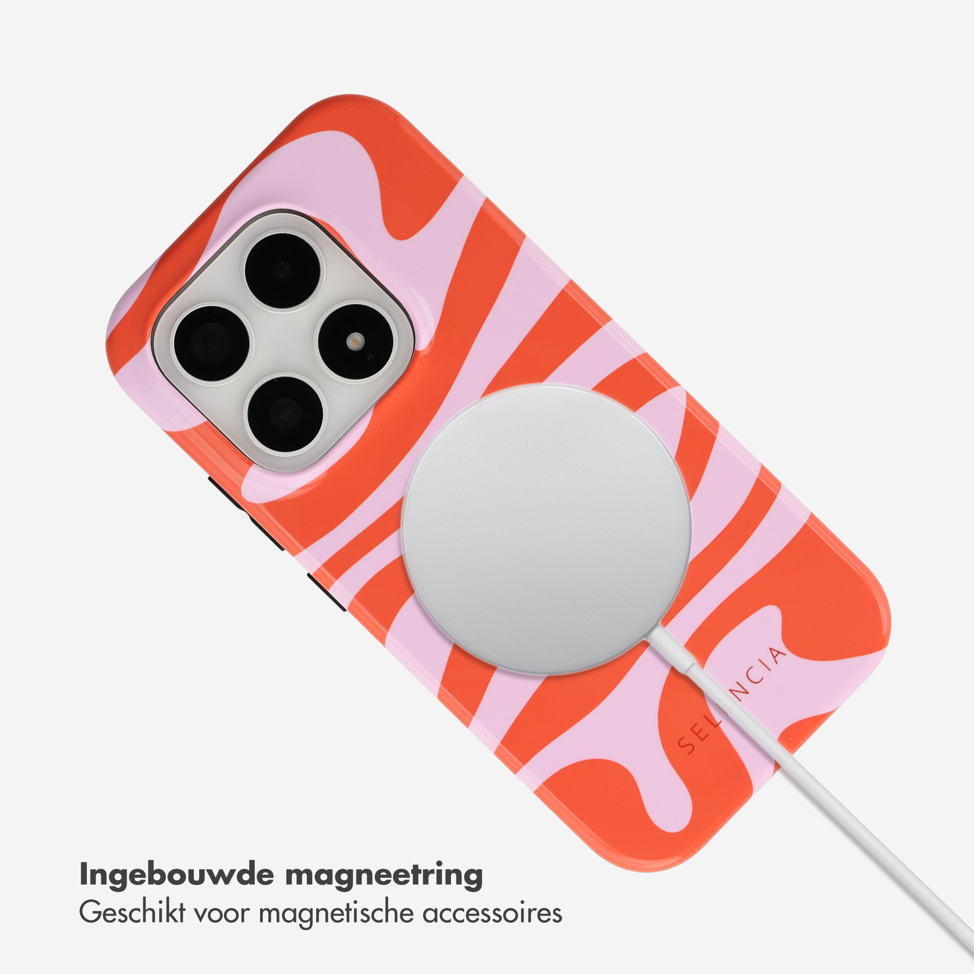 Une coque de téléphone tourbillonnante orange et rose avec chargeur MagSafe.