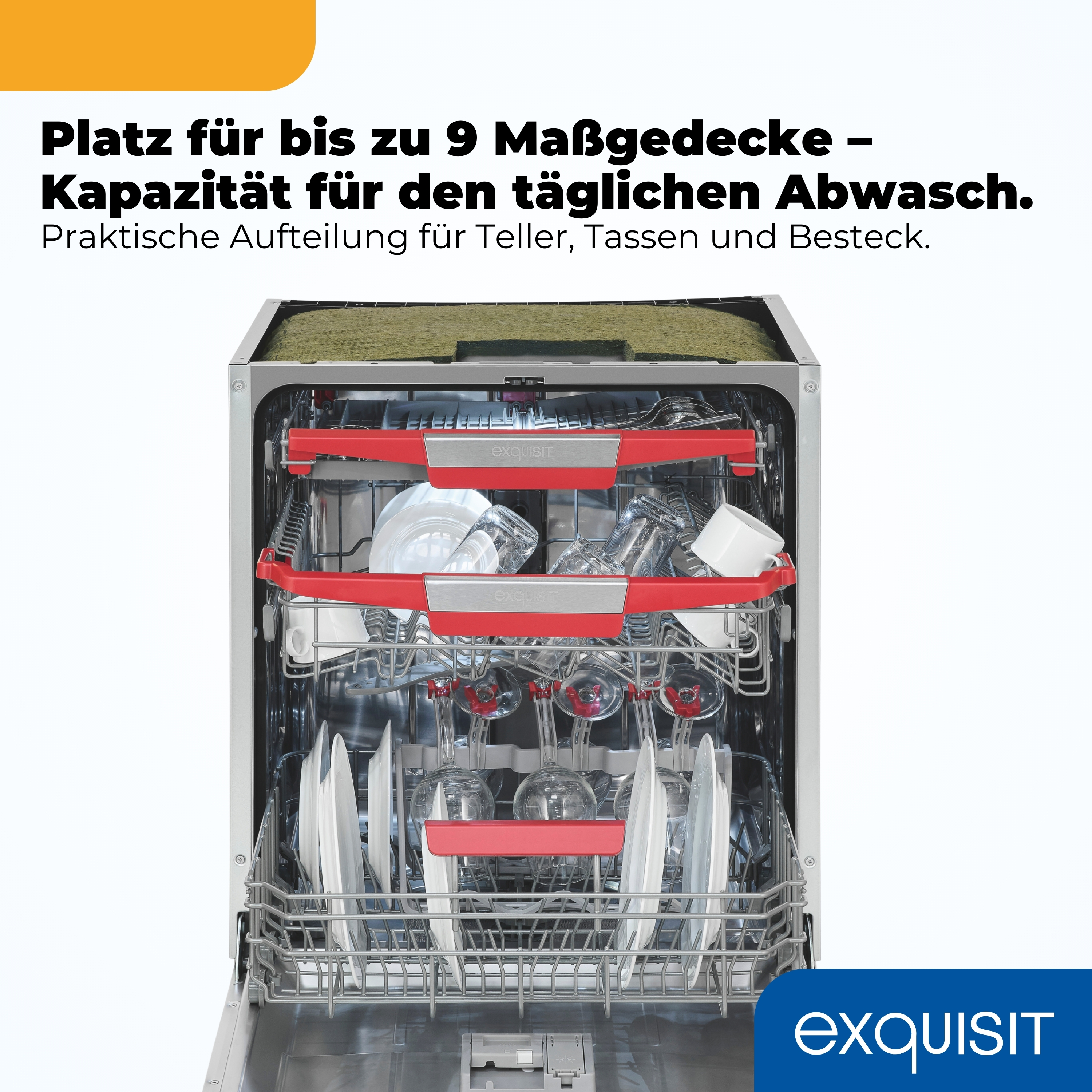 Ein offener Geschirrspüler mit drei Körben, beladen mit Geschirr und Gläsern.