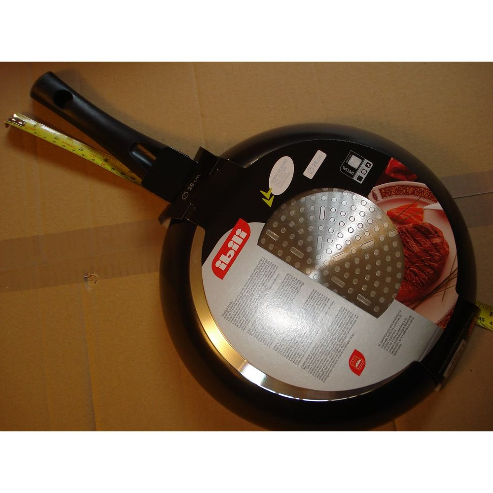 Padella nera con manico, diametro 26 cm, con metro a nastro e imballaggio.