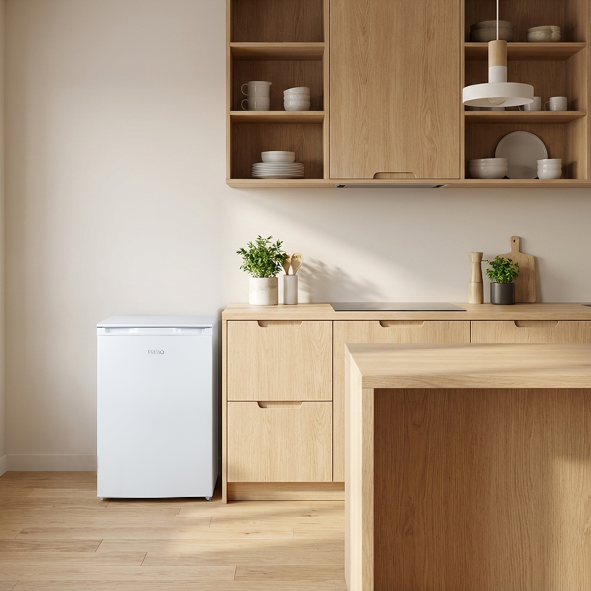 Keuken met witte koelkast, houten kasten en aanrecht.
