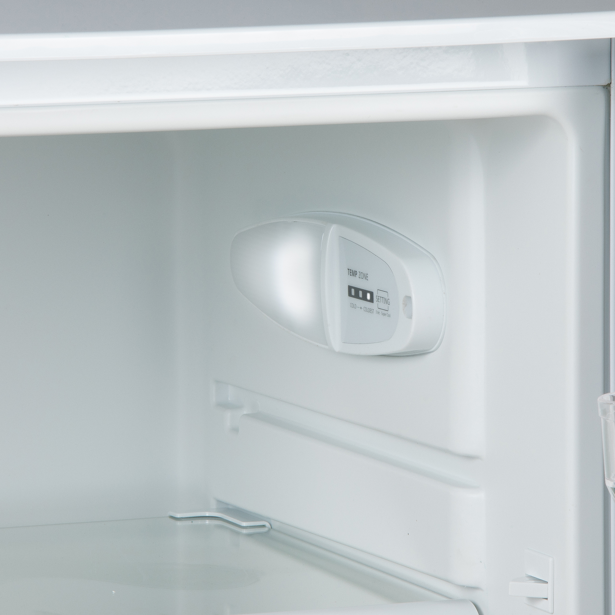 Witte koelkastinterieur met temperatuurregeling en verlichting.