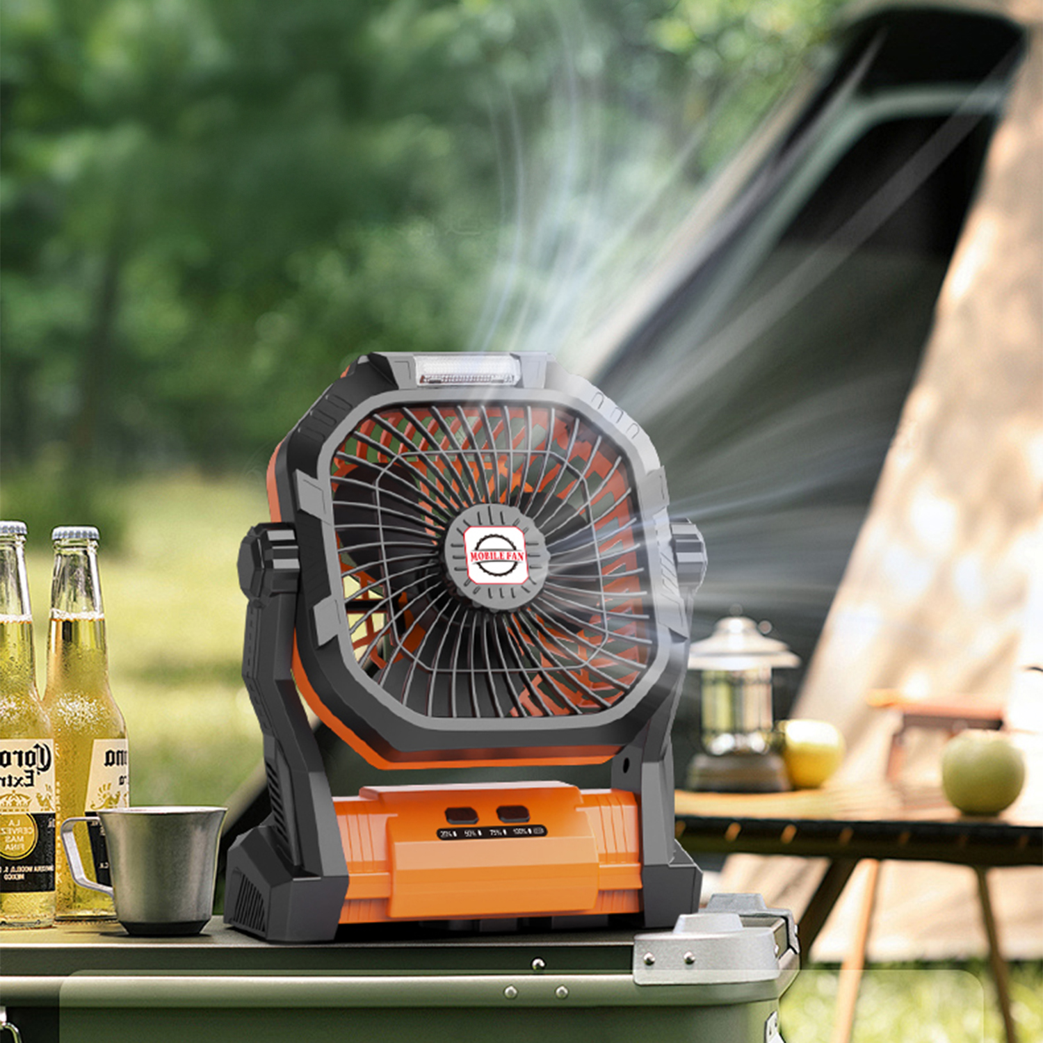 Un ventilatore portatile con luce è su un tavolo, con bottiglie di birra e una tazza nelle vicinanze.