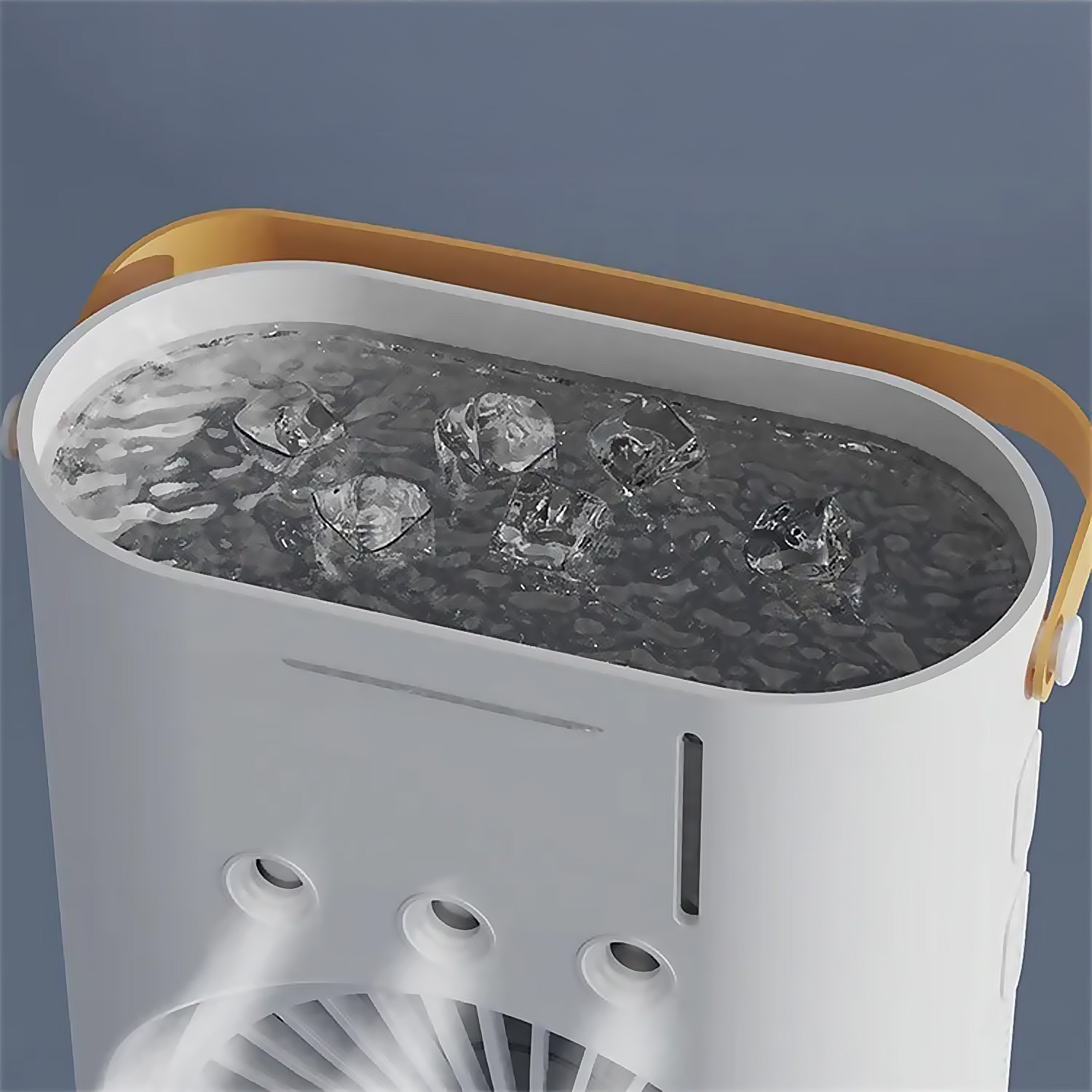 Un recipiente blanco con asa naranja, lleno de agua y cubitos de hielo.