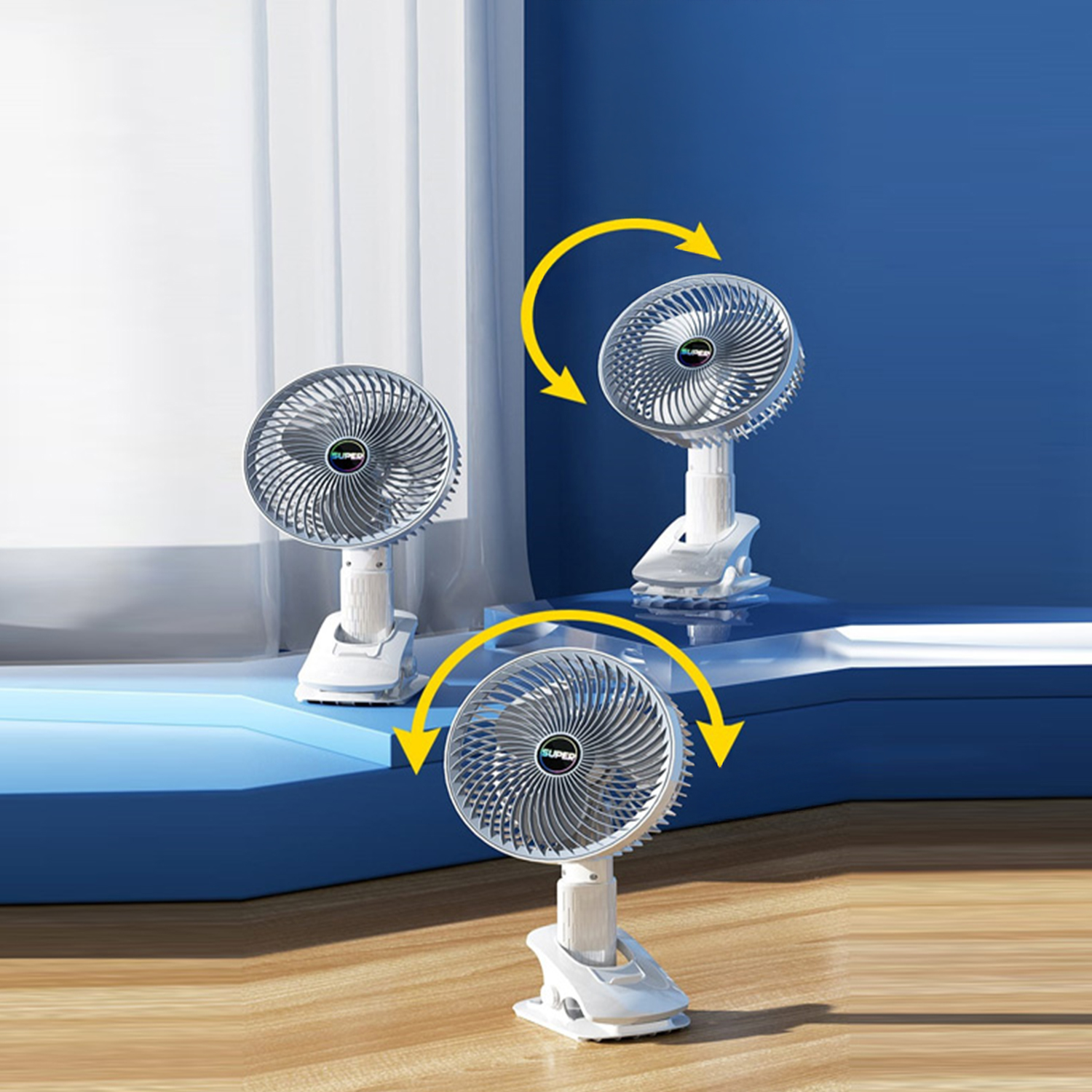 Tre ventilatori bianchi a clip su sfondo blu e legno, due con frecce.