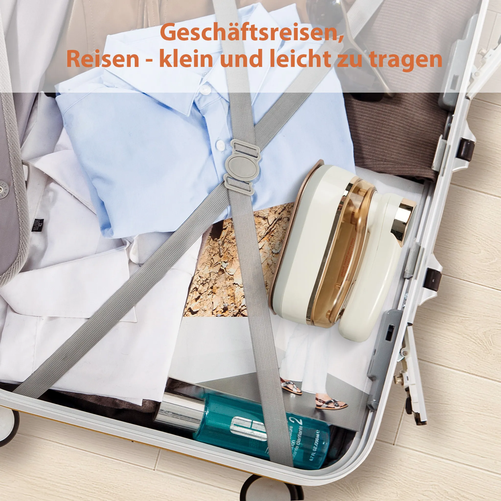 Ein offener Koffer mit Kleidung und einem Bügeleisen.