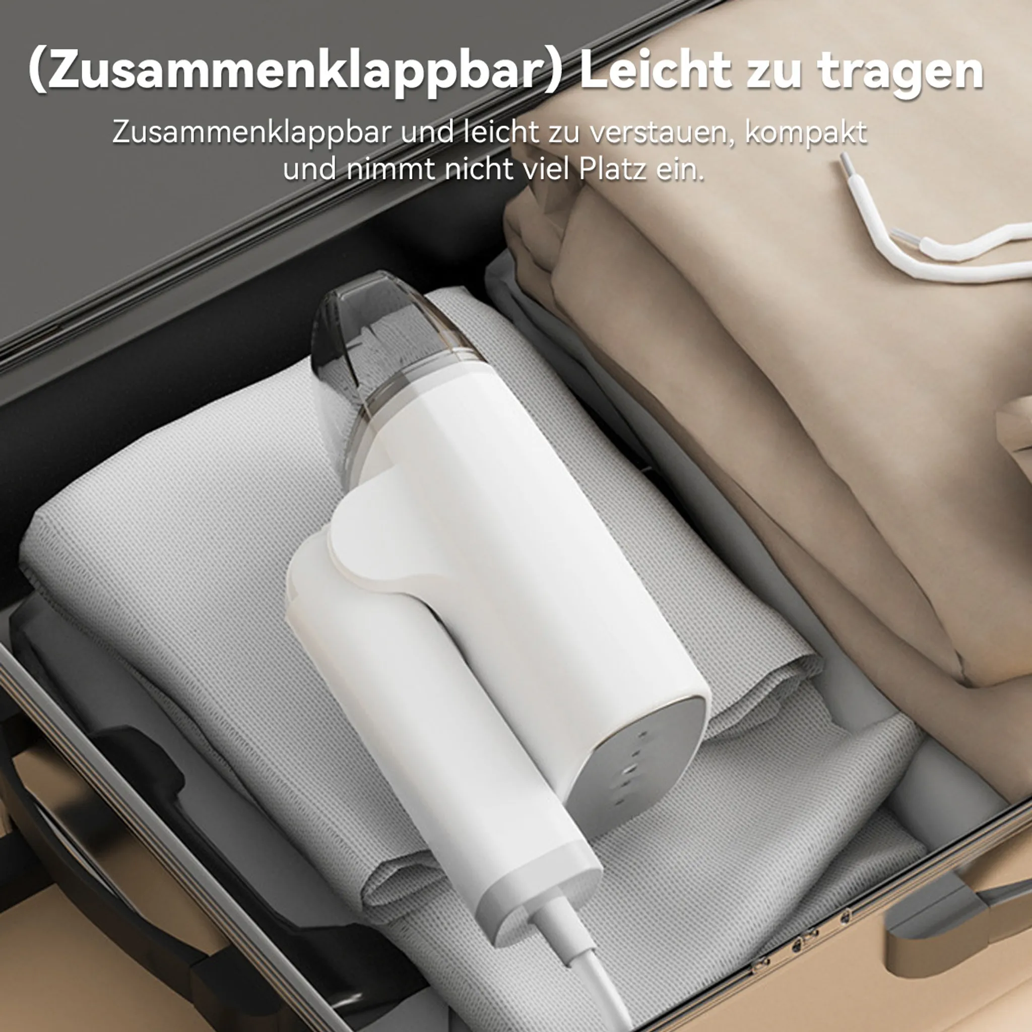 Ein weißer, faltbarer Handdampfer liegt in einem Koffer auf Kleidung.