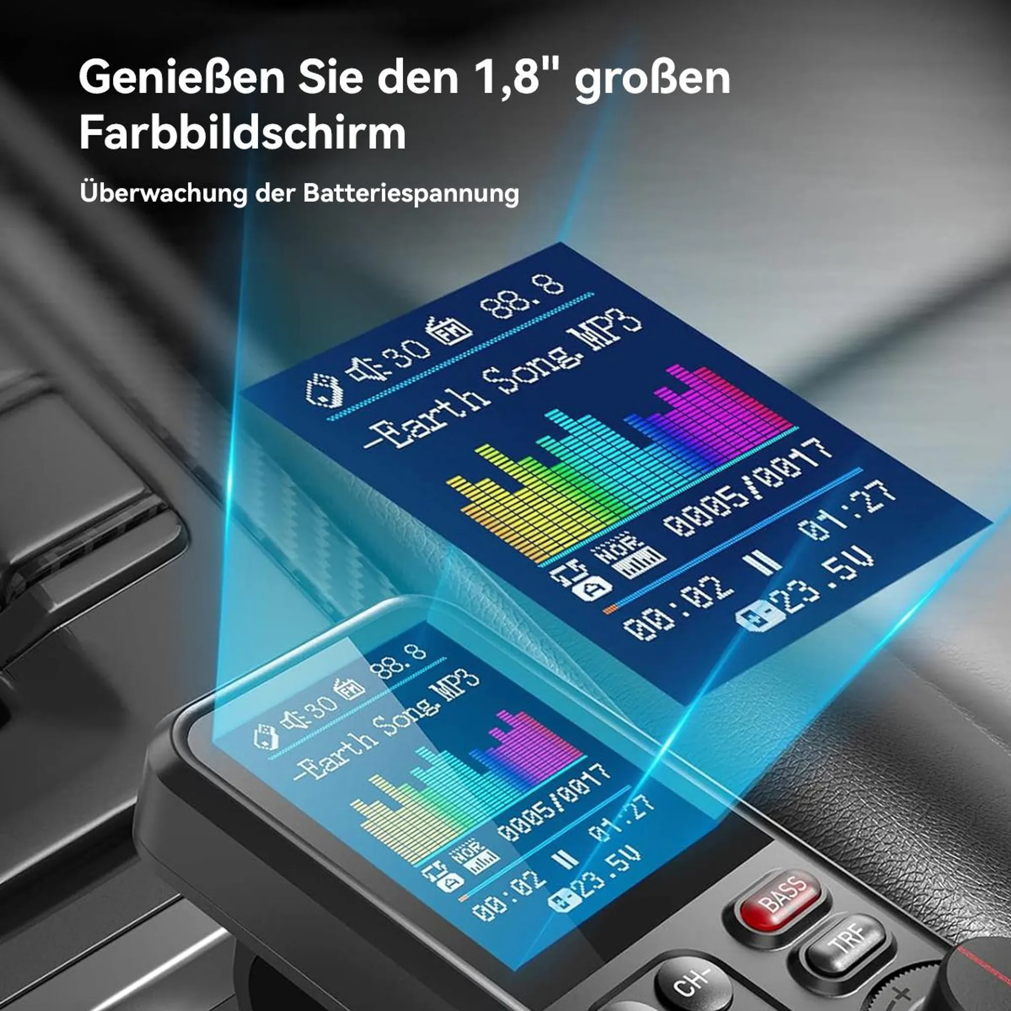 Ein Autoradio-Display zeigt Songtitel, Equalizer und Batteriespannung.
