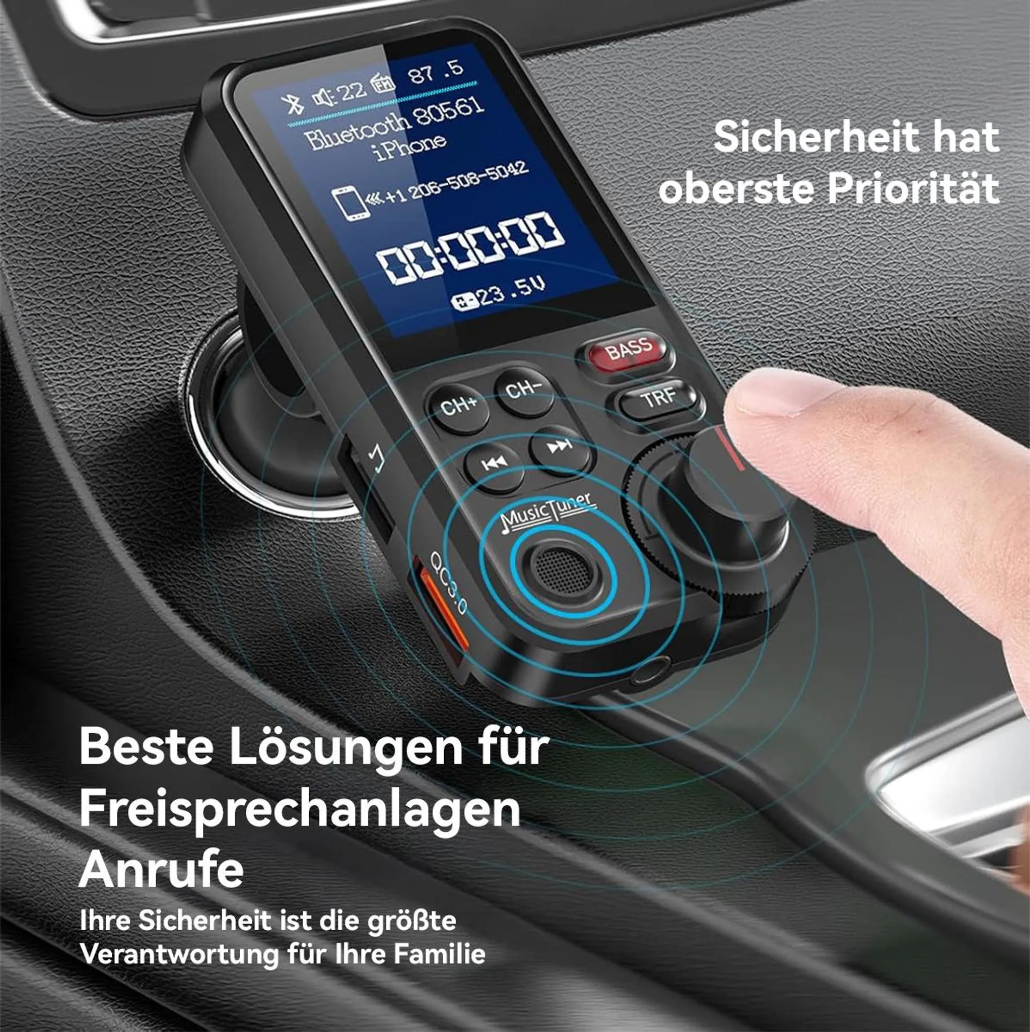 Ein Bluetooth-FM-Sender im Auto mit Display, das Anrufe, Musik und Spannung anzeigt.