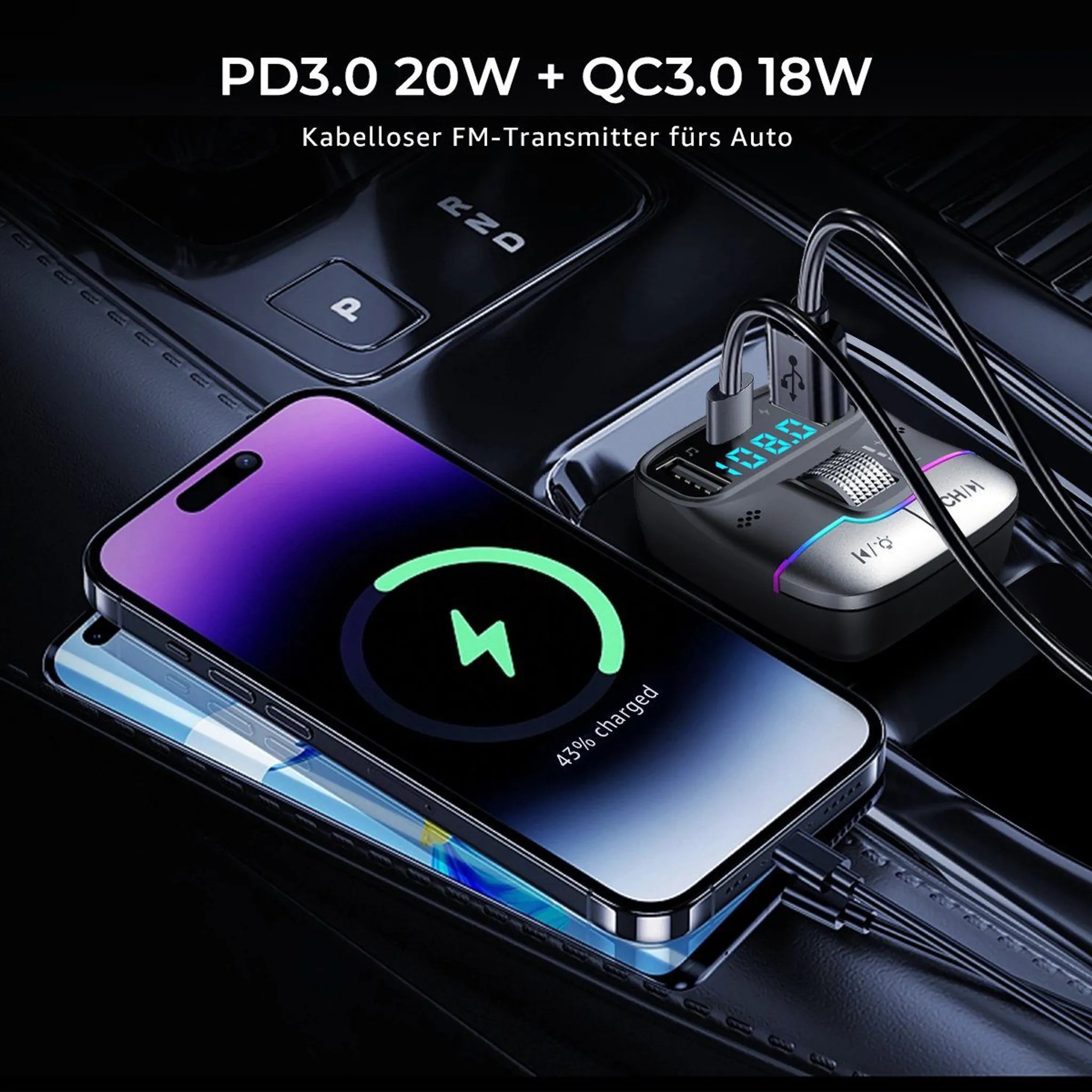 Ein Smartphone wird im Auto geladen, neben einem FM-Sender. 43% geladen.