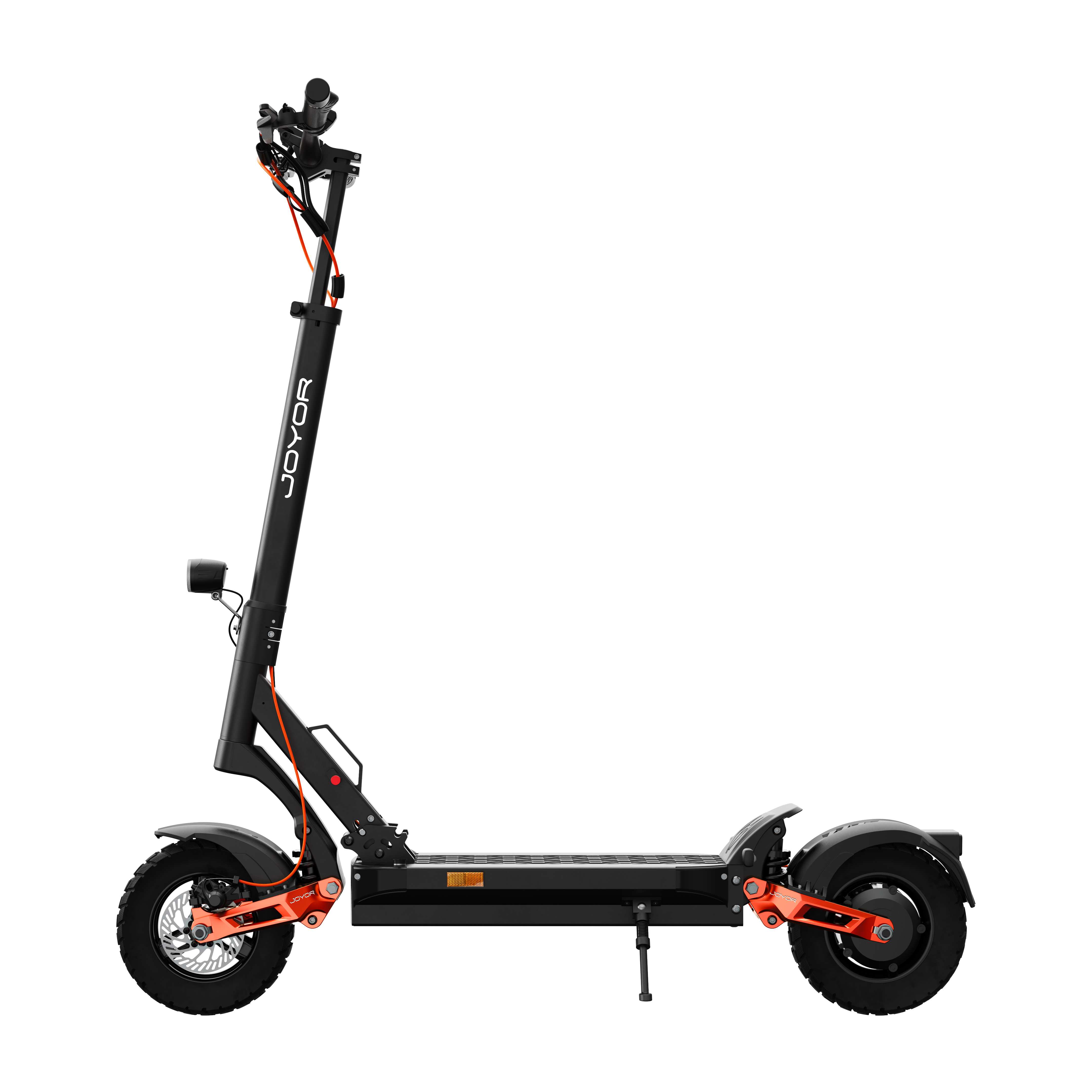 Schwarzer E-Scooter mit orangefarbenen Akzenten und grobstolligen Reifen.