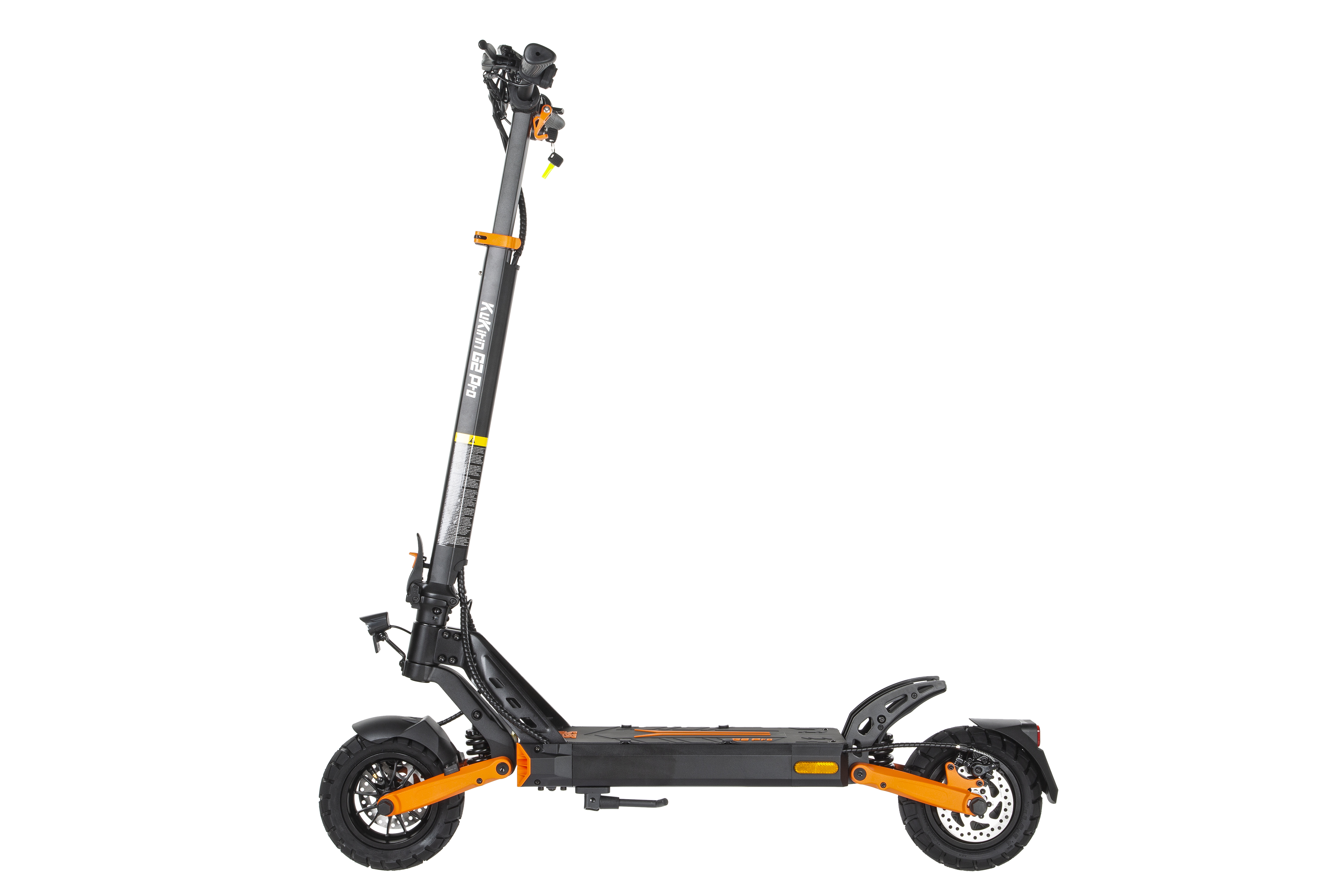 Ein schwarzer Elektroroller mit orangefarbenen Akzenten auf weißem Hintergrund.