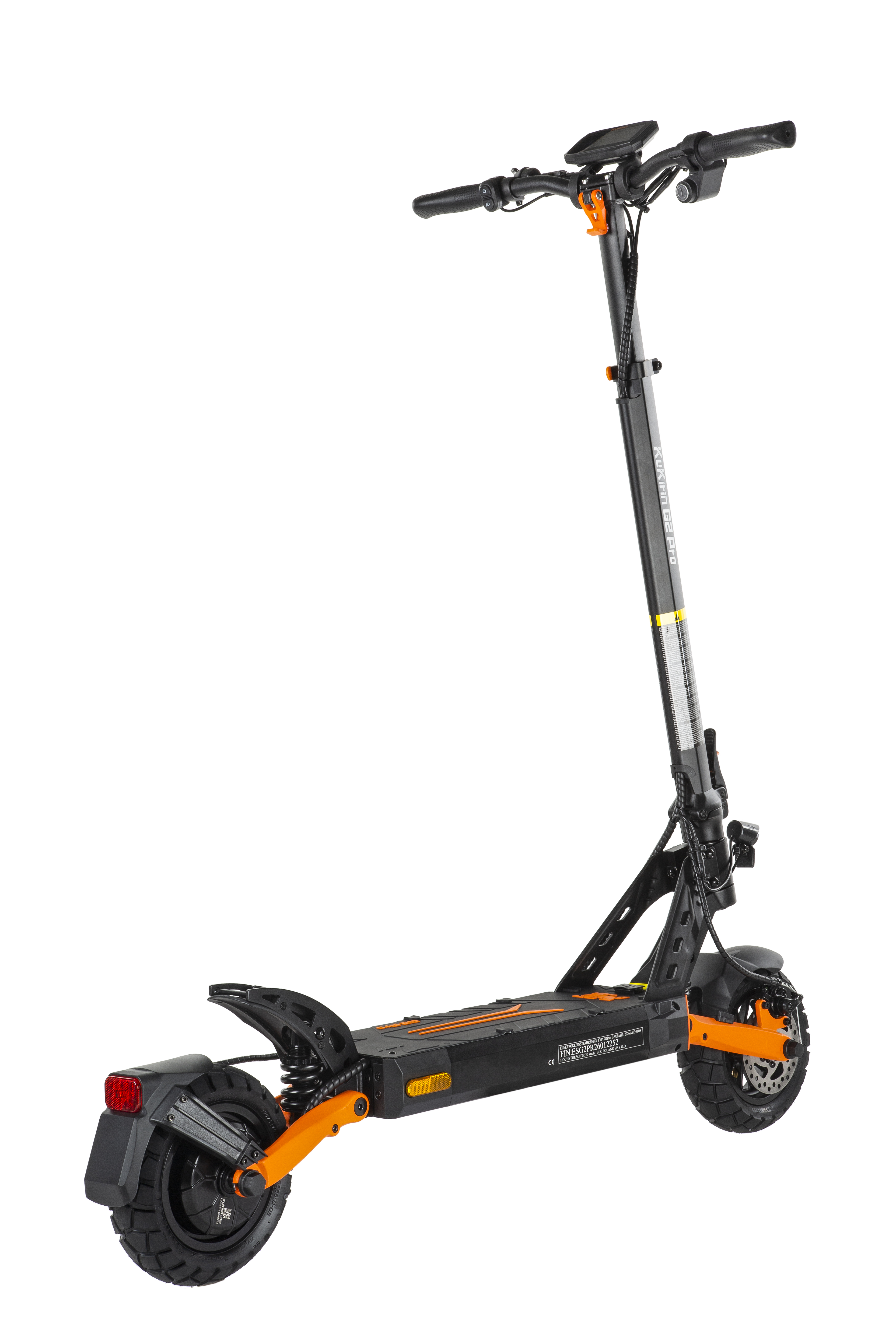 Ein schwarzer E-Scooter mit orangen Akzenten und LED-Display steht auf weißem Grund.