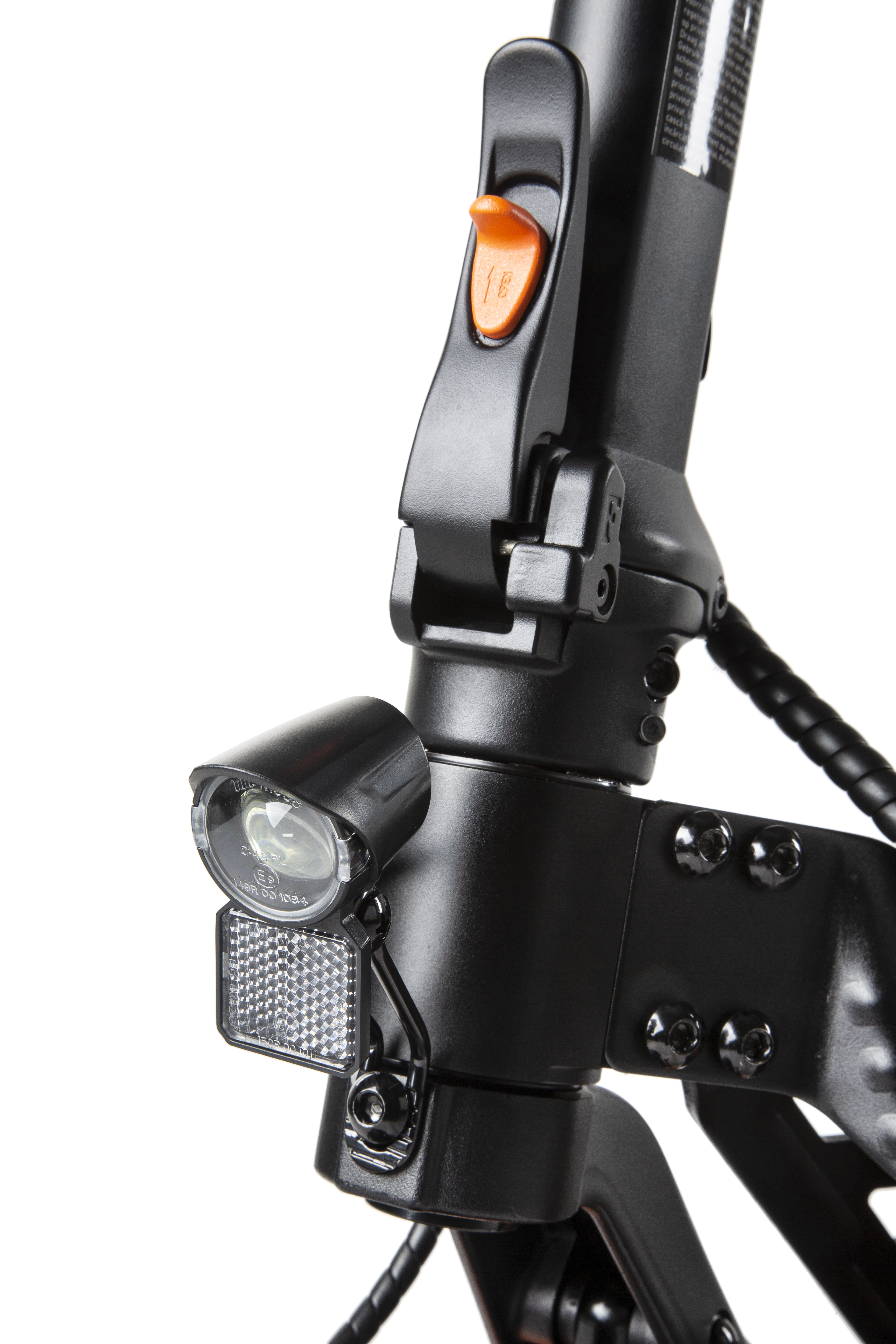 Nahaufnahme eines schwarzen E-Scooters mit orangem Hebel und LED-Licht.