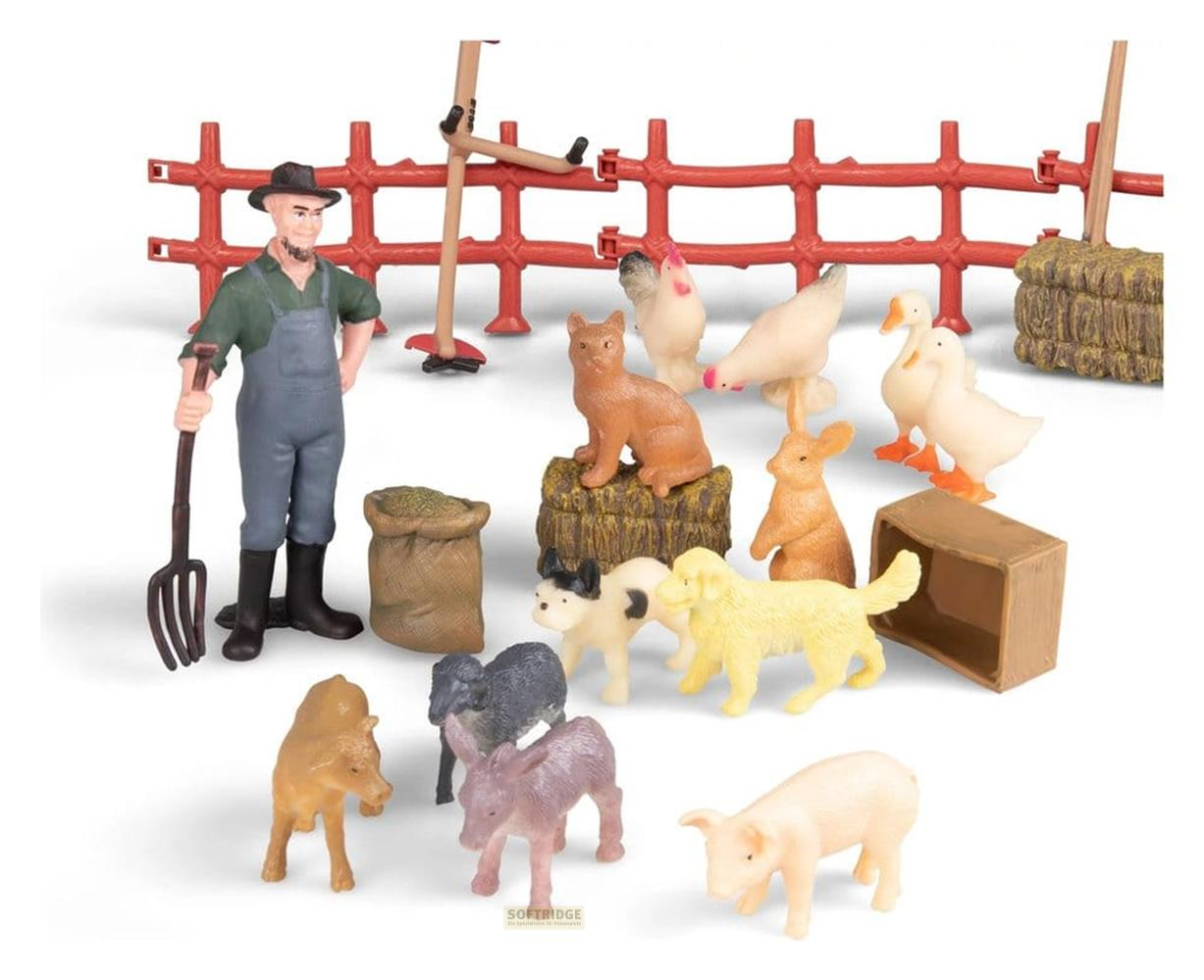 Una escena de granja con figuras de juguete: granjero, gato, perro, cerdo, patos, pollos, conejo, vaca, burro.