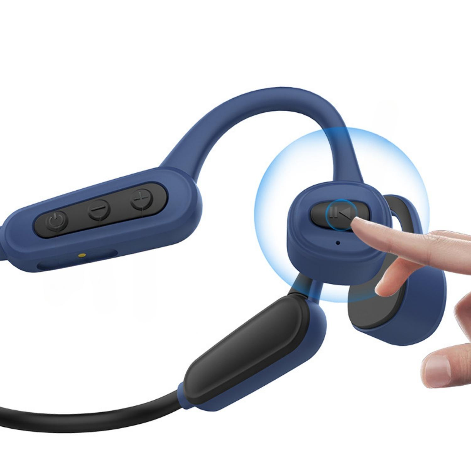 Blaue Kopfhörer mit Play/Pause-Taste, die von einem Finger gedrückt wird.