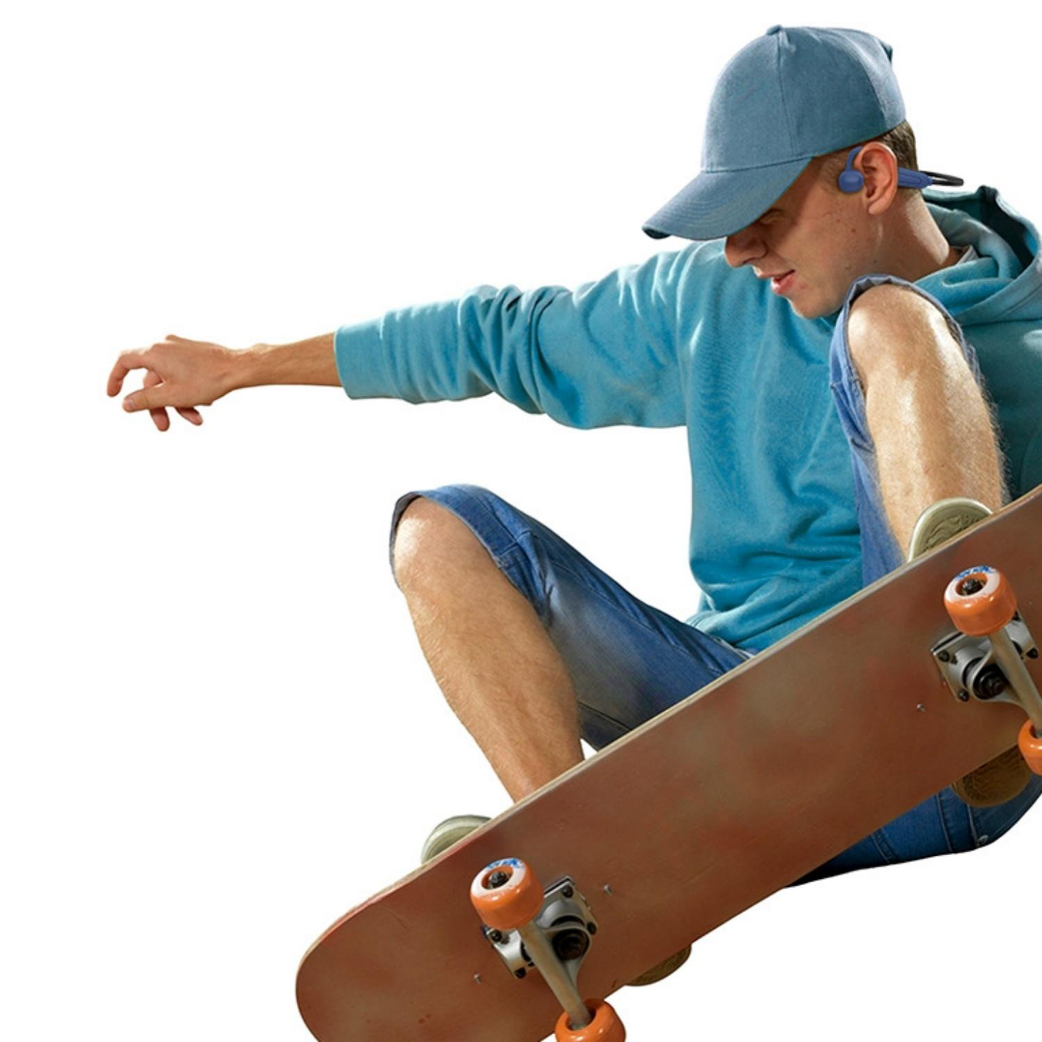 Ein Mann mit blauer Kappe und Kapuzenpullover auf einem Skateboard.
