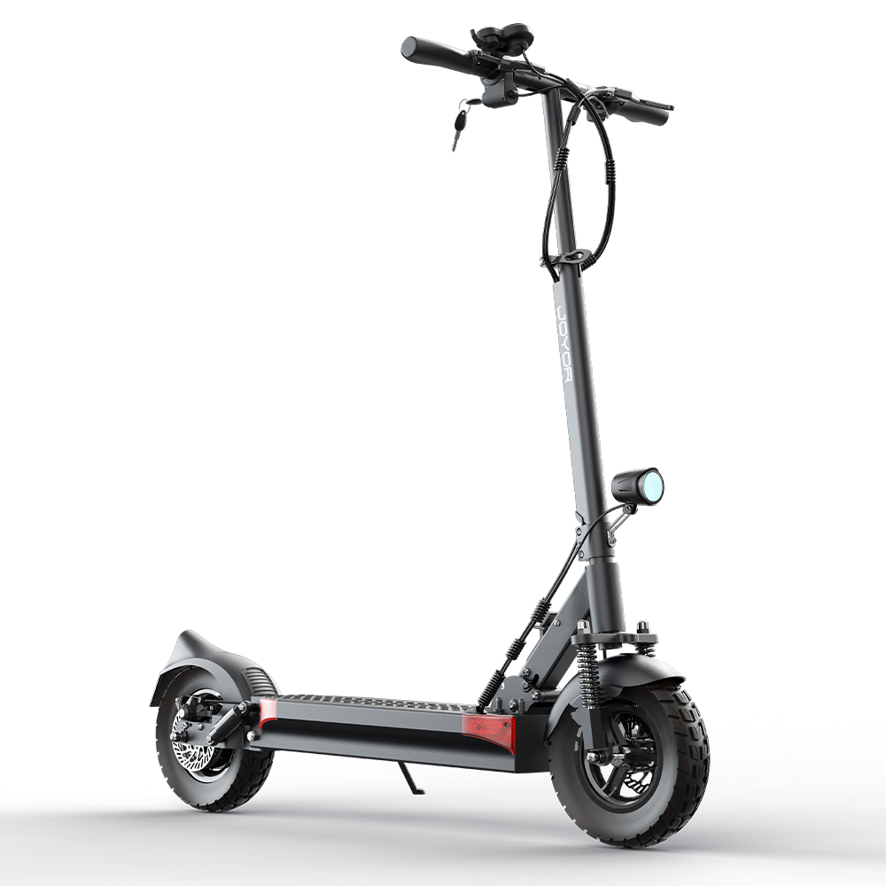 Uno scooter elettrico grigio con ampio ponte, sospensioni e faro.