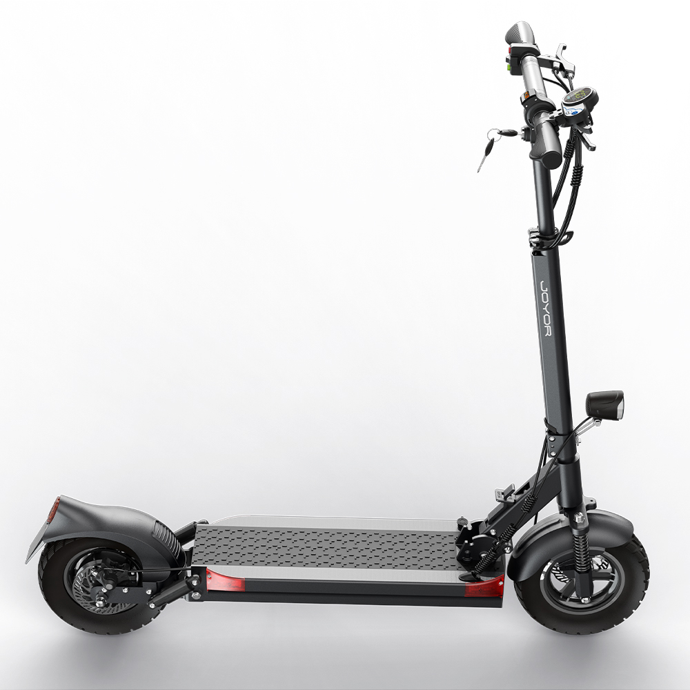 Uno scooter elettrico Joyor grigio con manubrio, pedana e ruote su sfondo bianco.