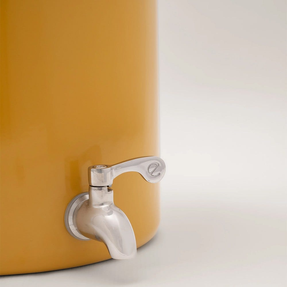 Un dispenser giallo con un rubinetto cromato angolato a sinistra.