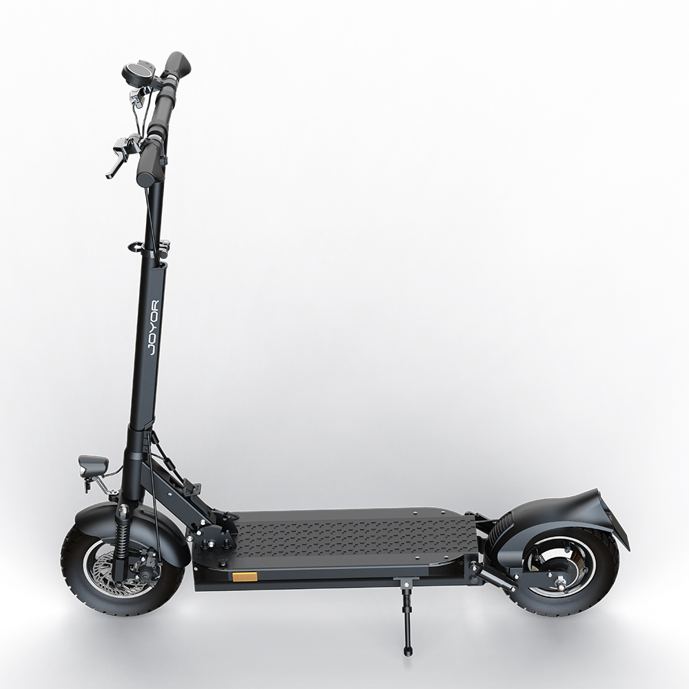 Ein schwarzer Elektro-Scooter mit breitem Trittbrett und großen Reifen.