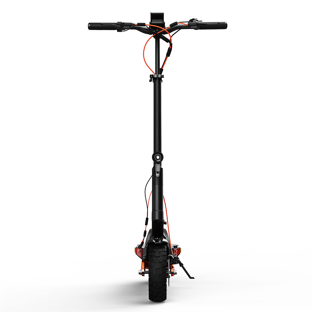 Vista frontale di uno scooter elettrico nero con accenti arancioni su sfondo bianco.