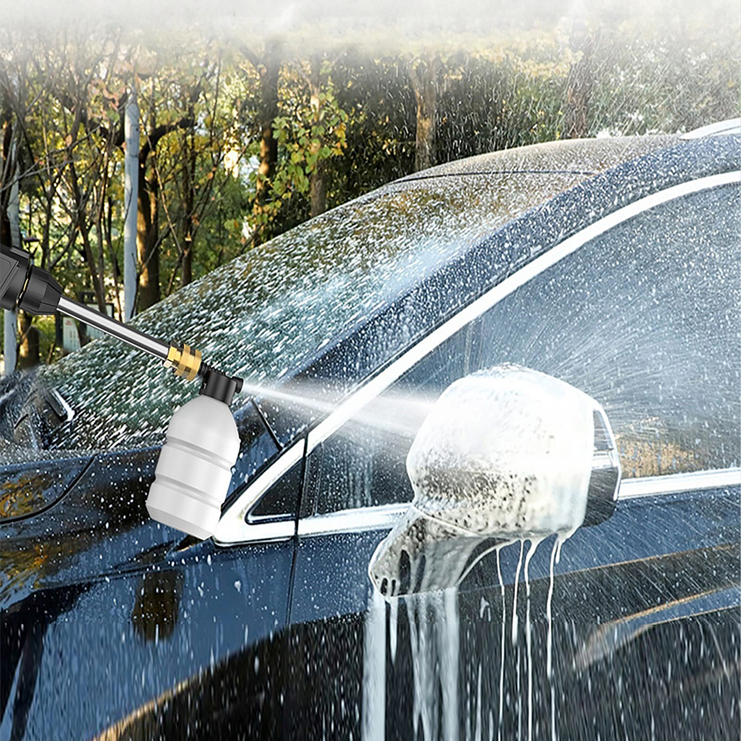 Ein Auto wird mit Schaum aus einem Sprühgerät gereinigt.