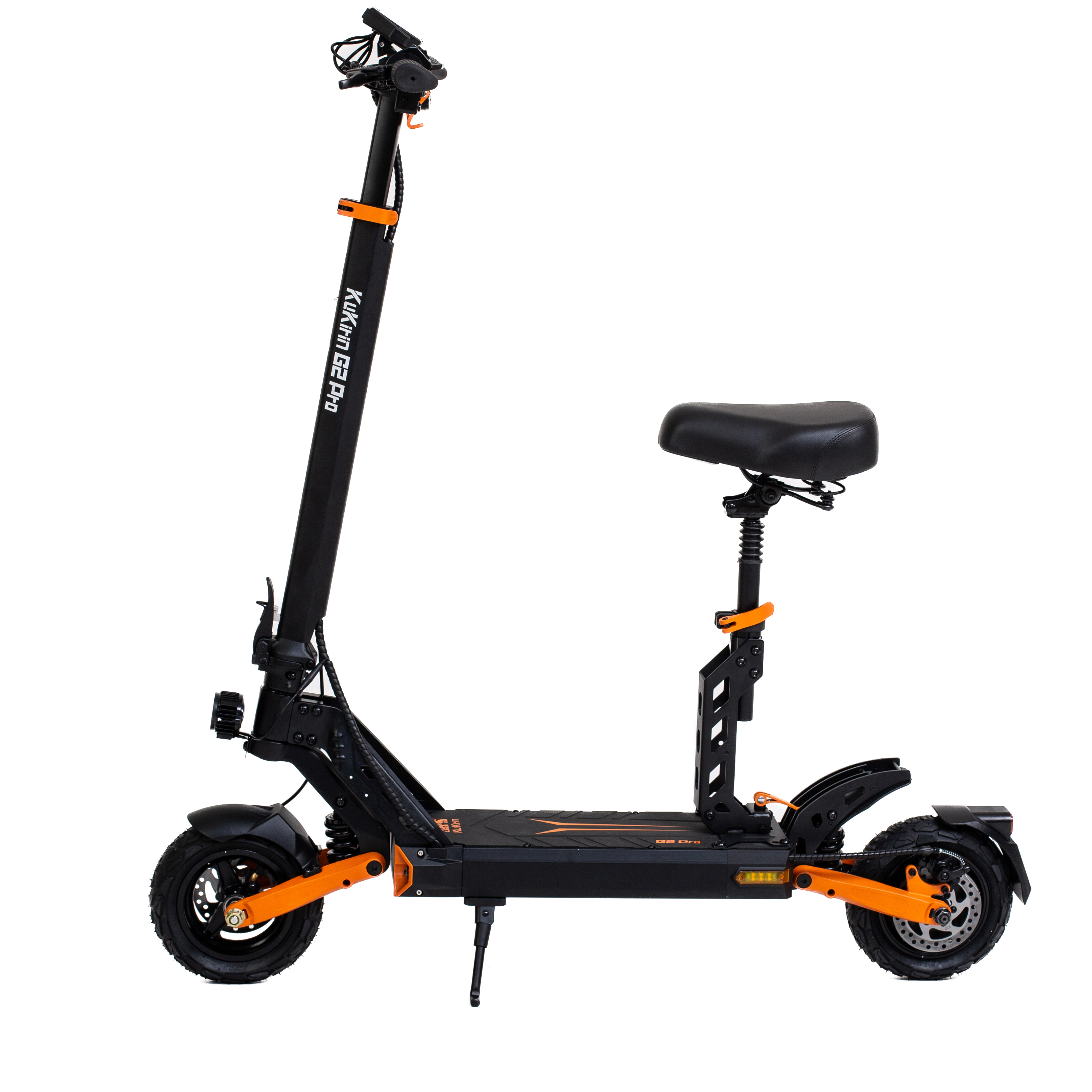 Ein schwarzer Elektroroller mit Sitz und orangefarbenen Akzenten steht auf weißem Grund.
