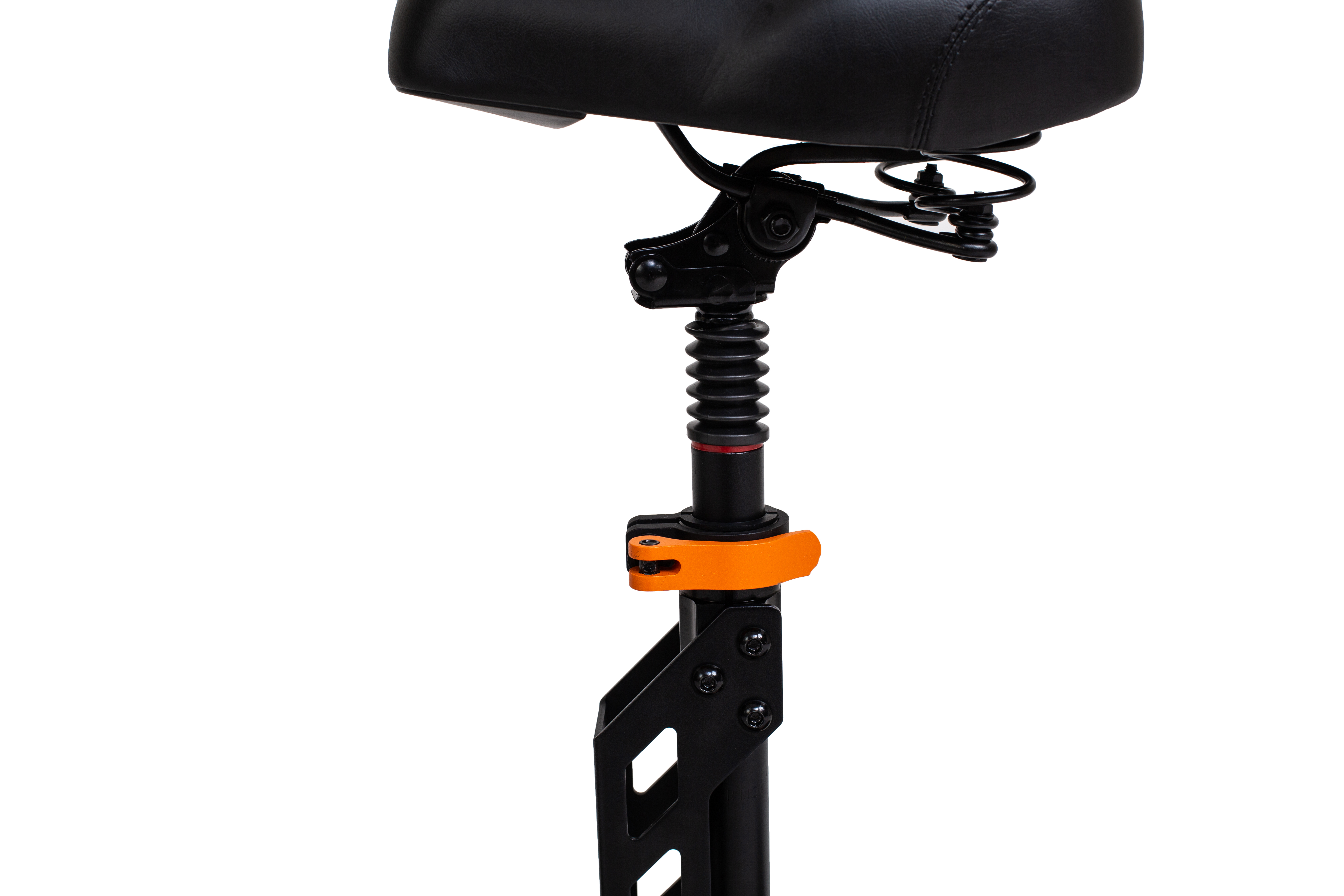 Schwarzer Fahrradsattel mit Federung und orangefarbenem Klemmhebel.