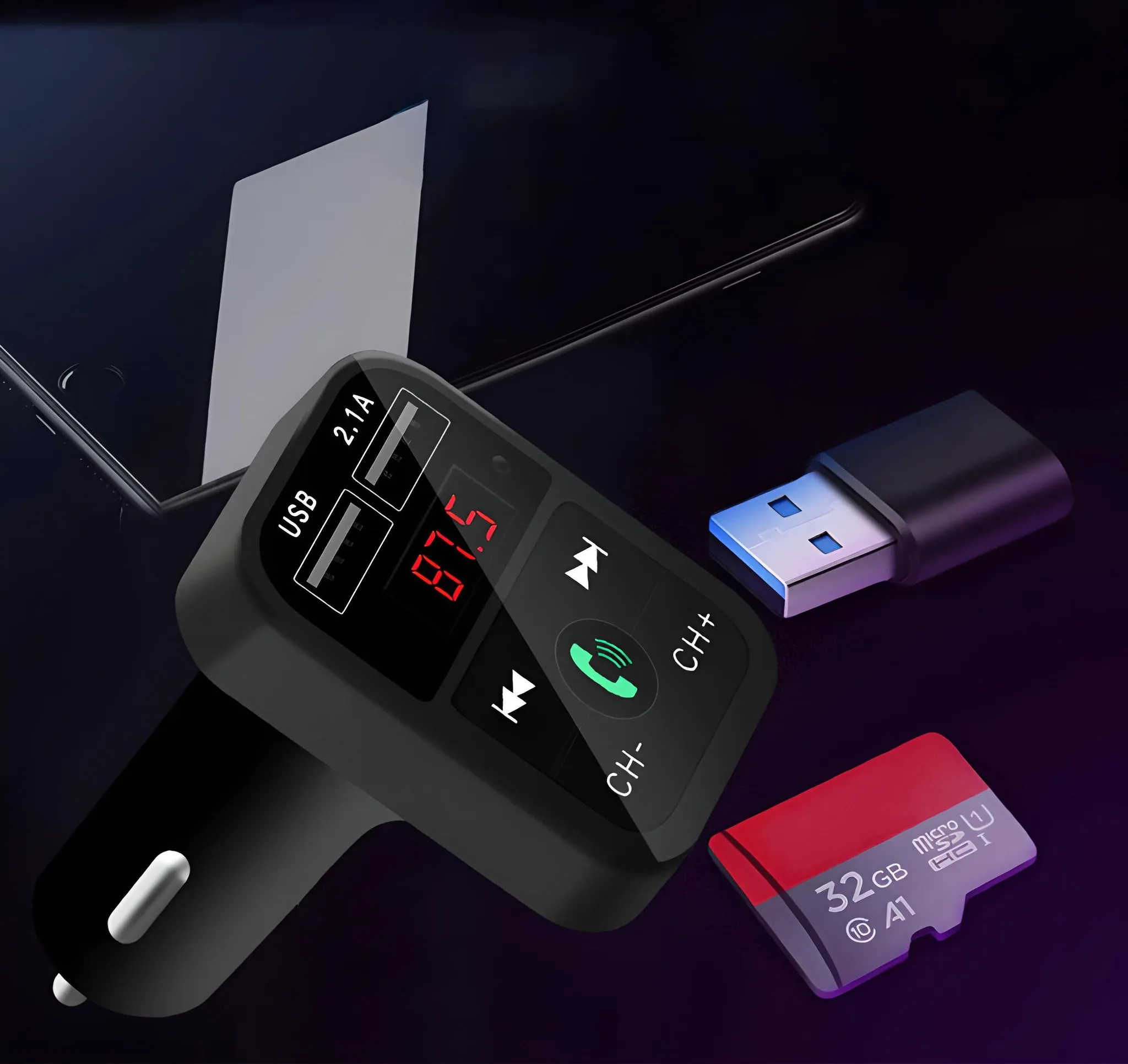 Ein schwarzer Auto-FM-Sender mit SD-Karte und USB-Stick auf dunklem Hintergrund.