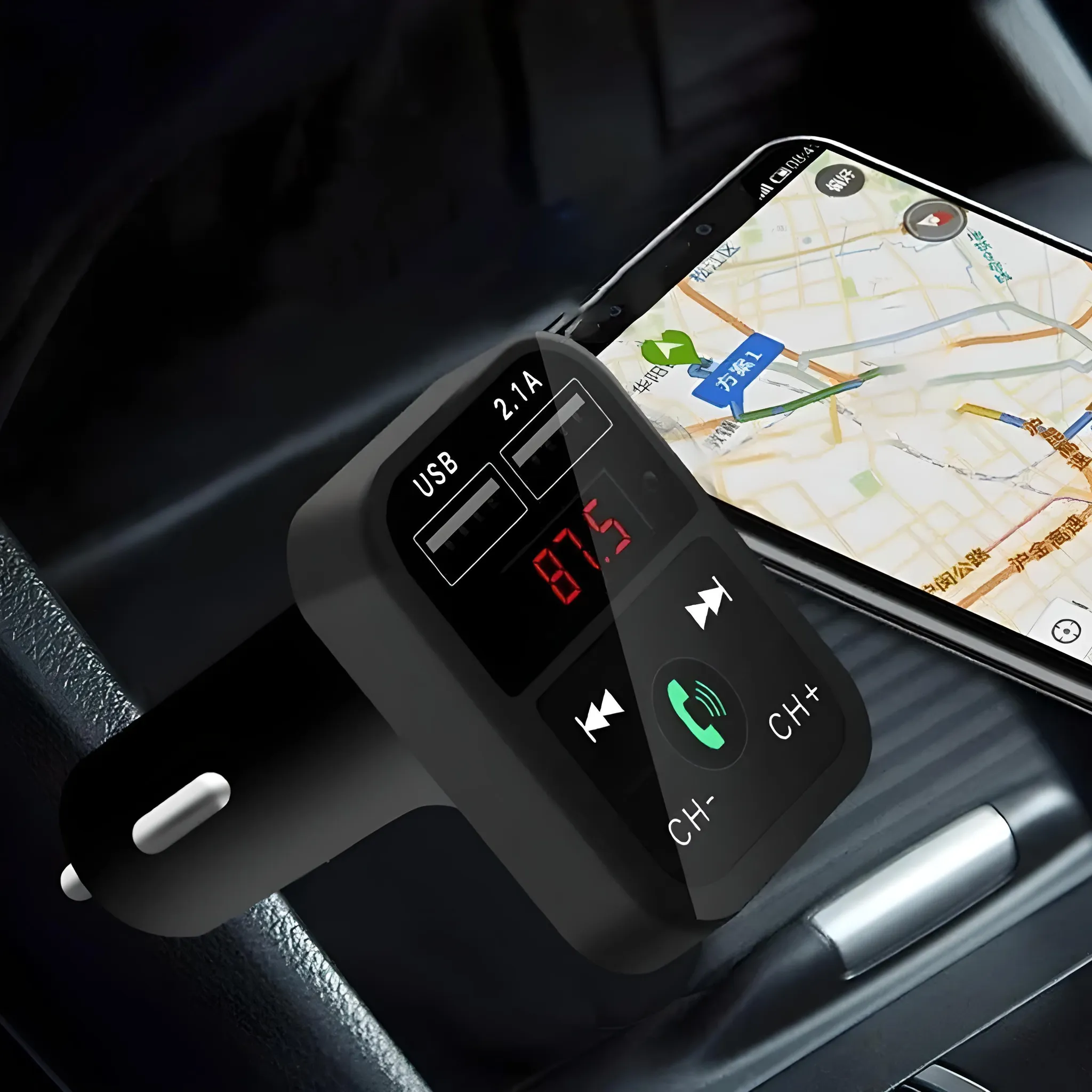 Ein schwarzer Auto-FM-Sender mit USB-Anschlüssen und Display neben einem Smartphone mit Navigations-App.