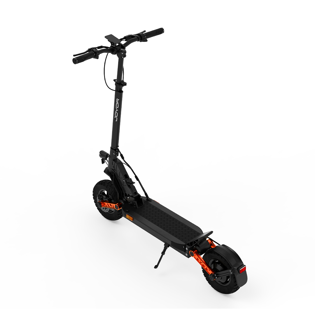 Schwarzer Elektroroller mit orangefarbenen Akzenten und breiten Reifen.