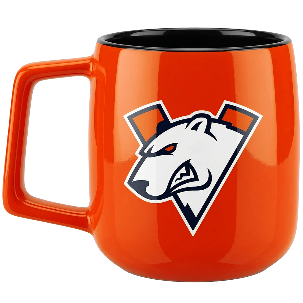 Orangefarbene Tasse mit schwarzem Rand und einem Bärenlogo.