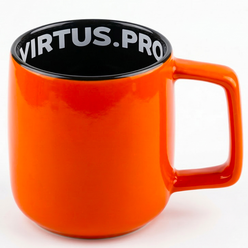 Eine leuchtend orangefarbene Tasse mit schwarzem Rand und weißer Schrift.