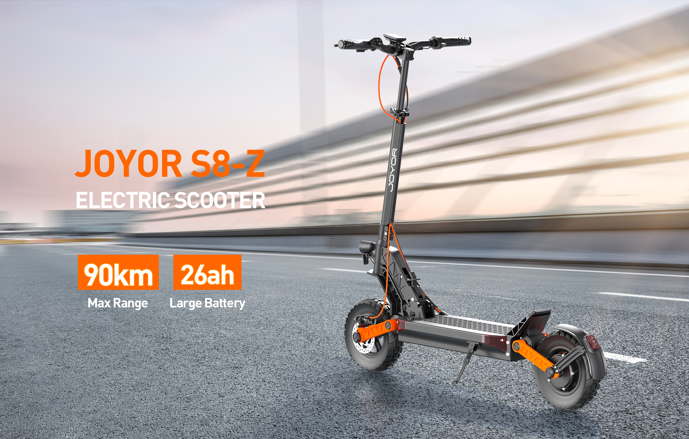 Ein schwarzer E-Scooter mit orangen Akzenten steht auf Asphalt. Max. Reichweite: 90km.