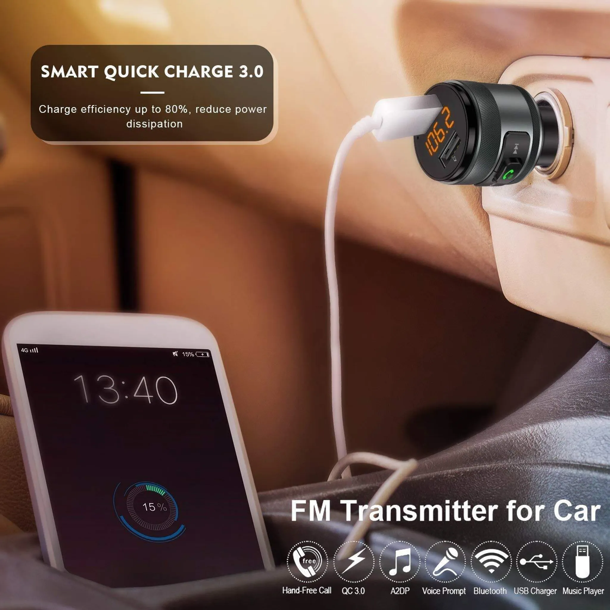 Ein FM-Sender für Autos mit einem Smartphone, das aufgeladen wird.