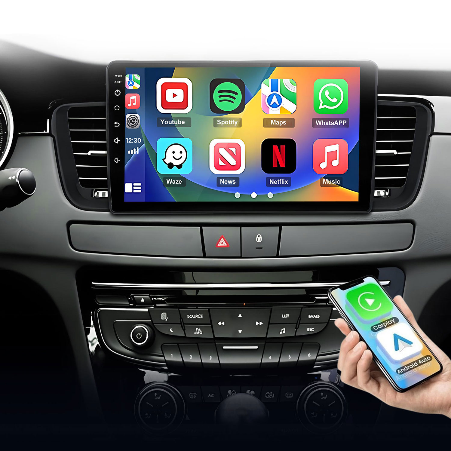 Ein Auto-Infotainment-Bildschirm zeigt App-Symbole und eine Hand hält ein Smartphone.