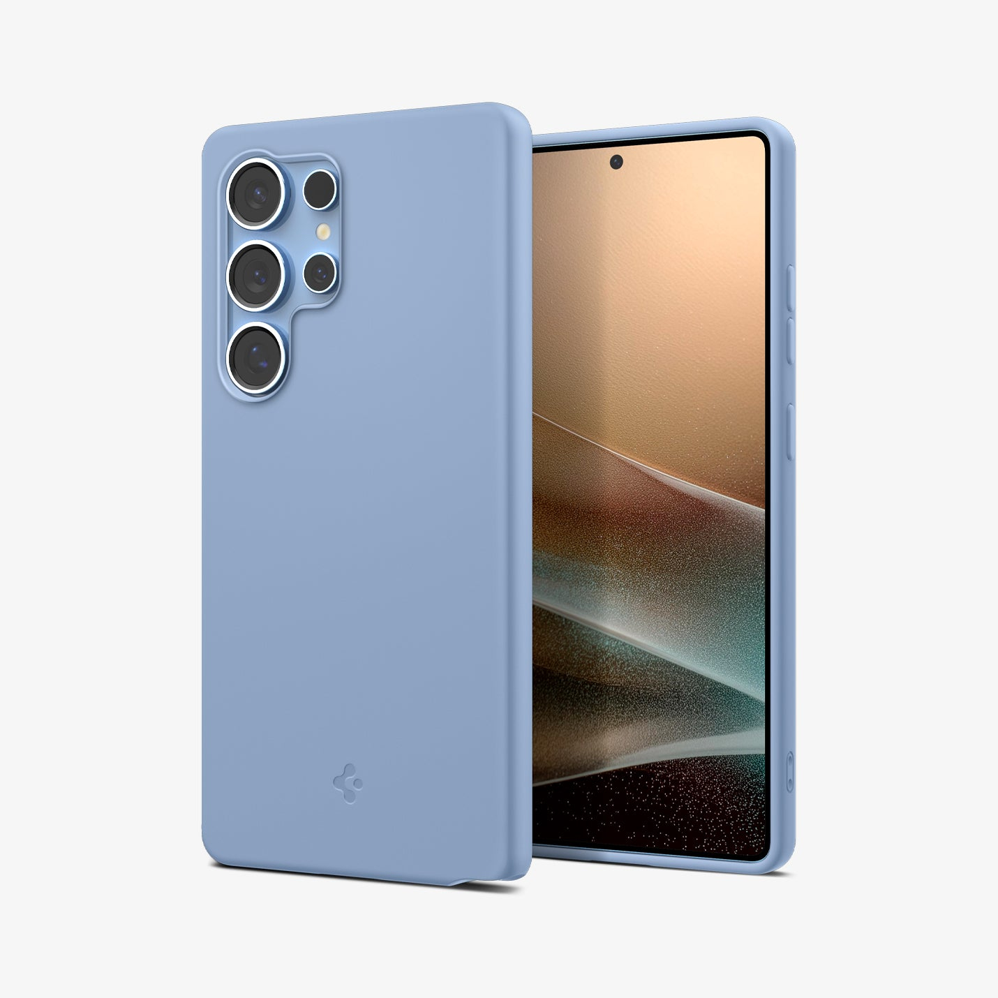 Se muestra una funda de teléfono azul claro junto a un smartphone. La funda tiene un recorte para la cámara.