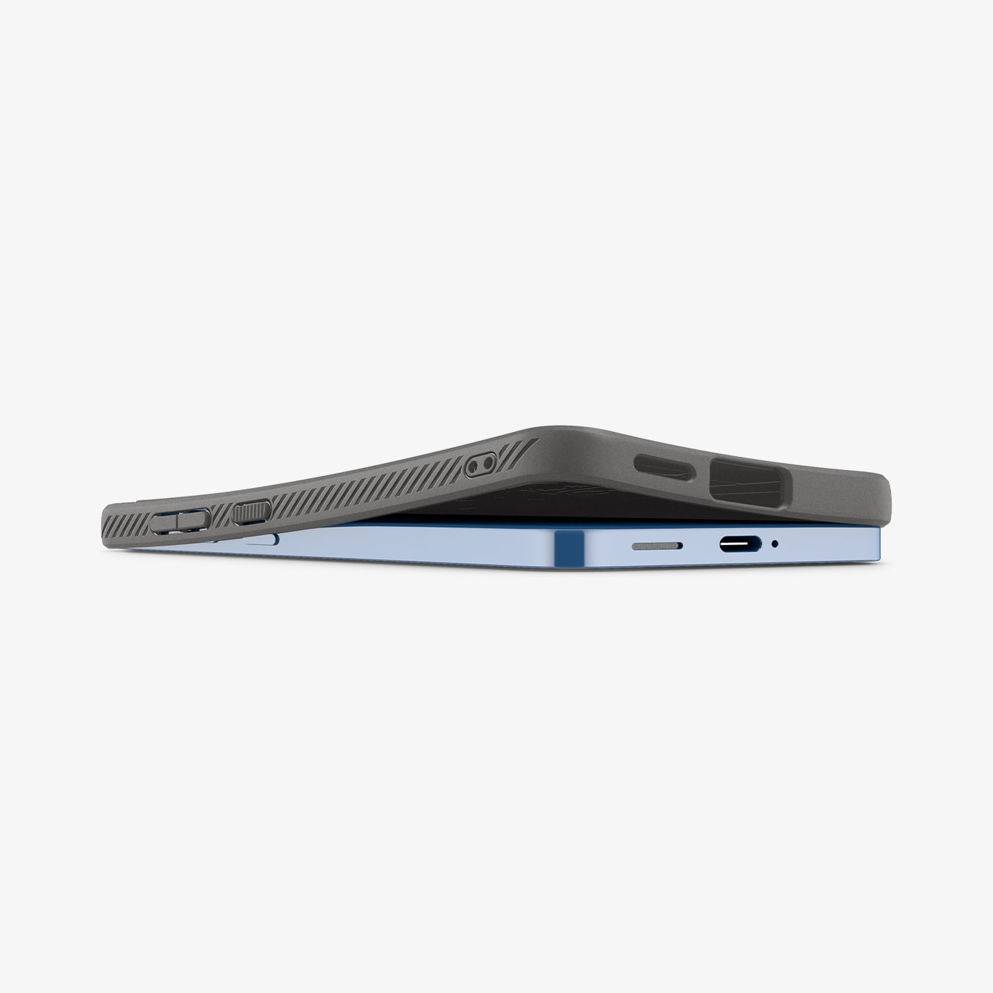 Eine graue Handyhülle liegt auf einem blauen Smartphone, mit Seitenansicht.