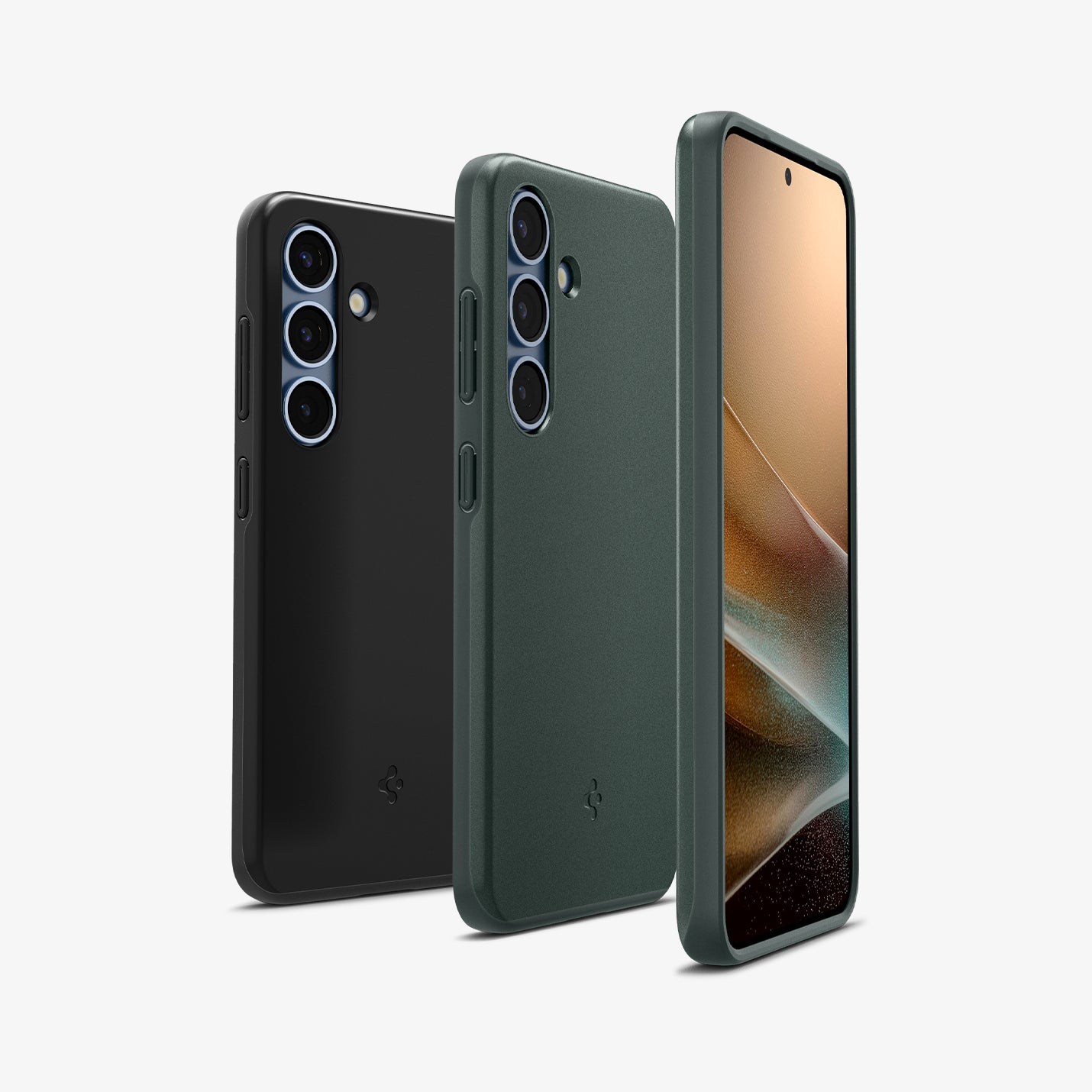 Tre telefoni: due con retro nero e verde, uno mostra lo schermo.