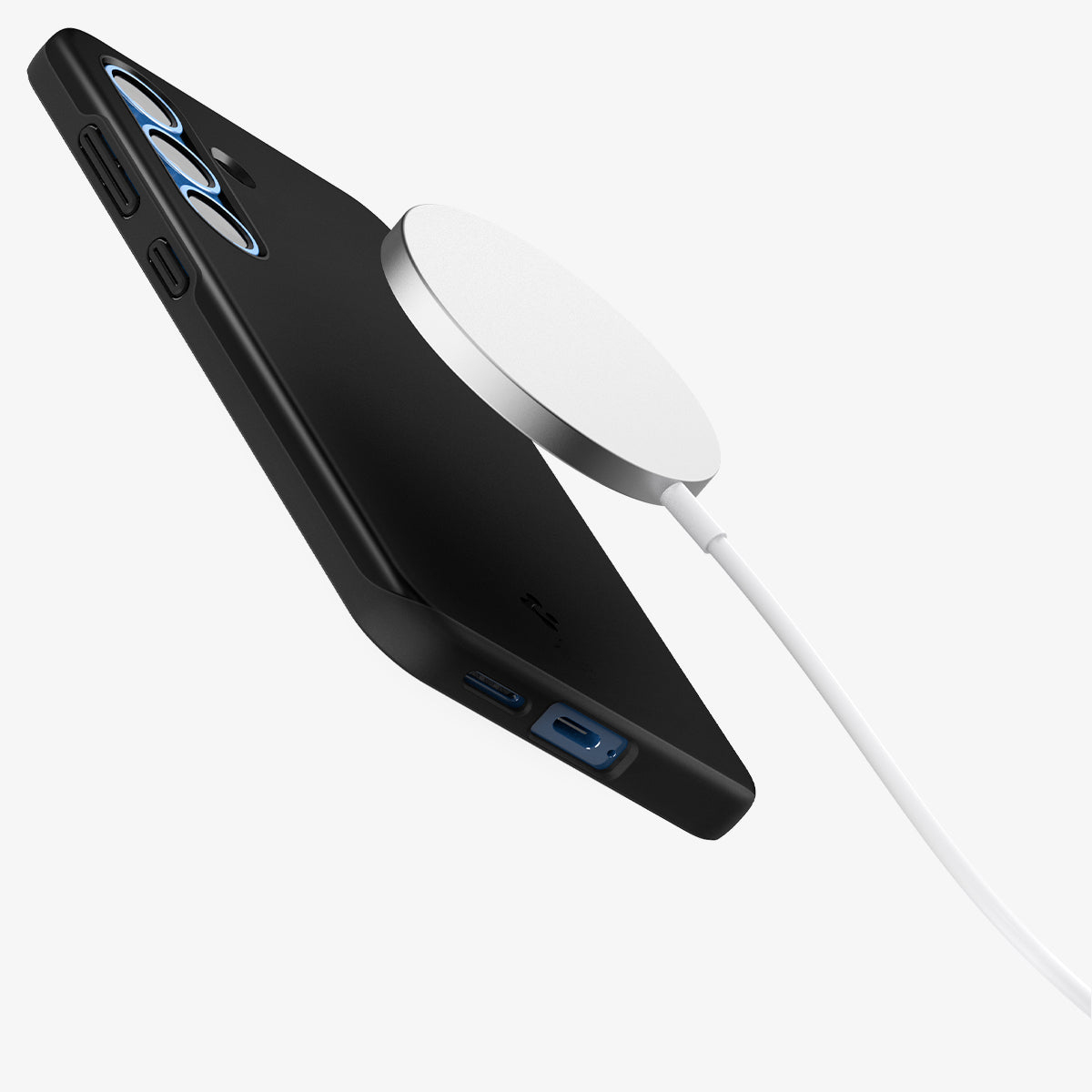 Smartphone nero con caricatore MagSafe, cavo bianco su sfondo grigio.
