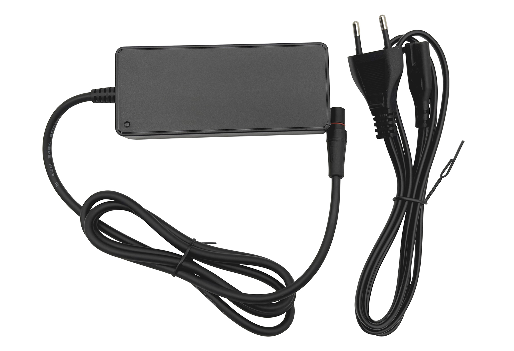 Schwarzes Netzteil mit Kabel und Stecker.