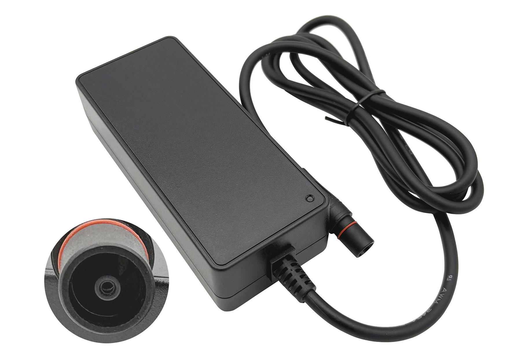 Schwarzer rechteckiger Netzadapter mit Kabel und einem roten Ring am Stecker.