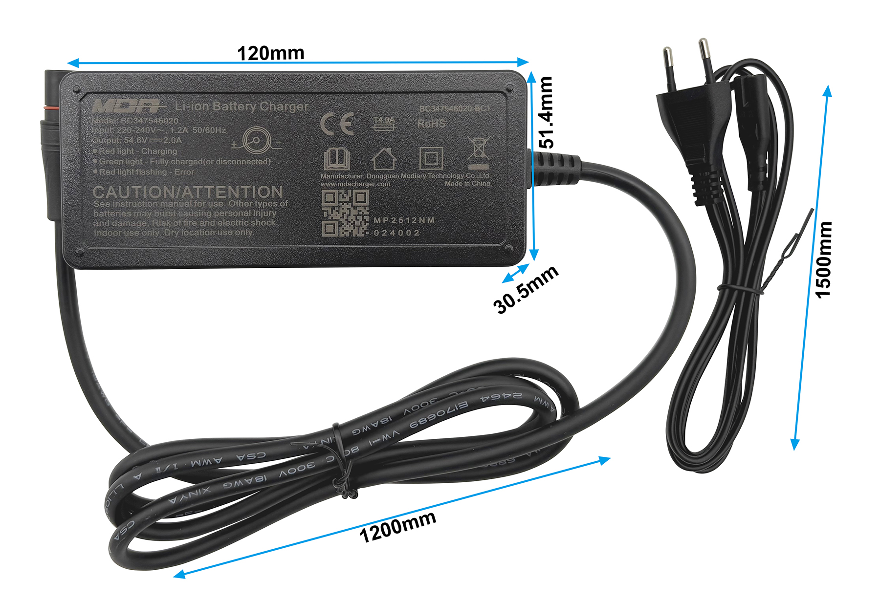 Ein schwarzes Li-Ion Ladegerät mit Kabeln und Stecker, Maße angegeben.