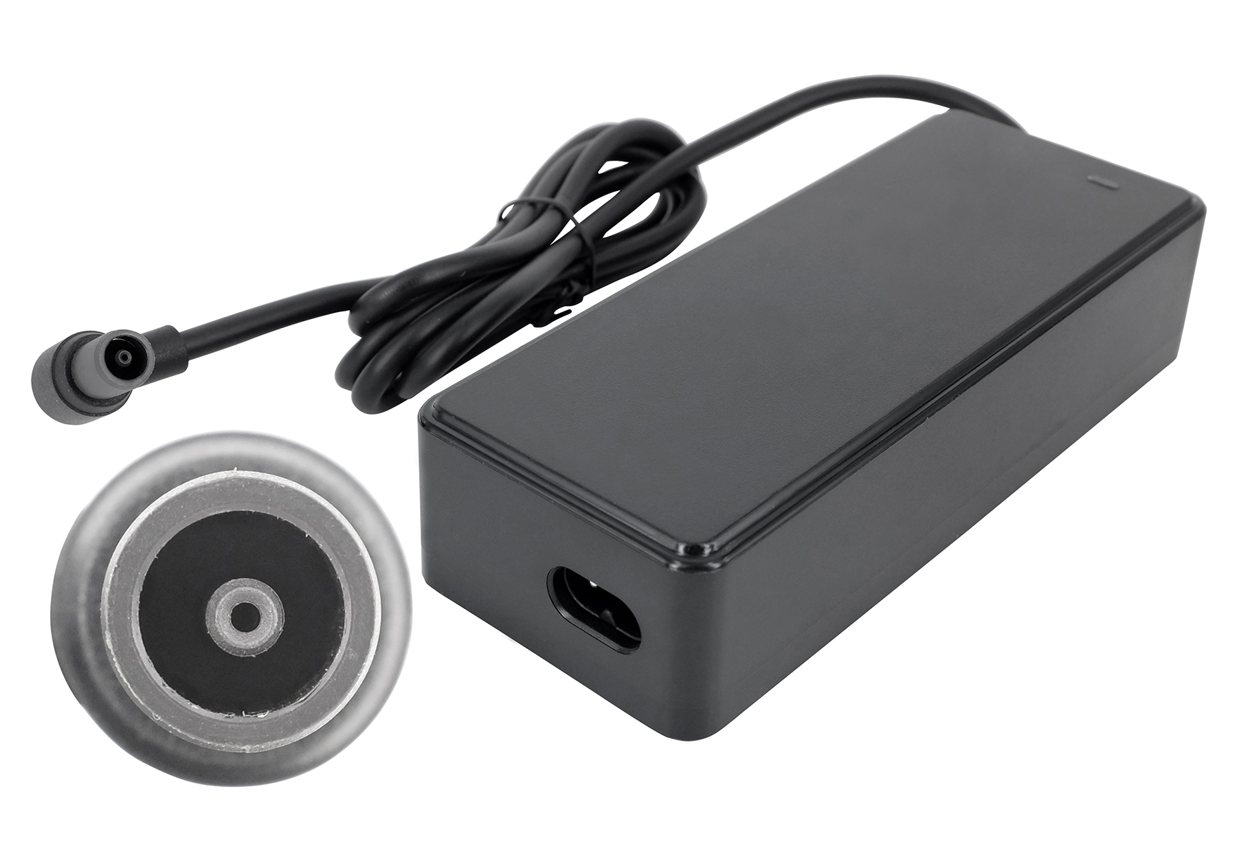 Schwarzer Laptop-Netzteil mit Kabel und Stecker.